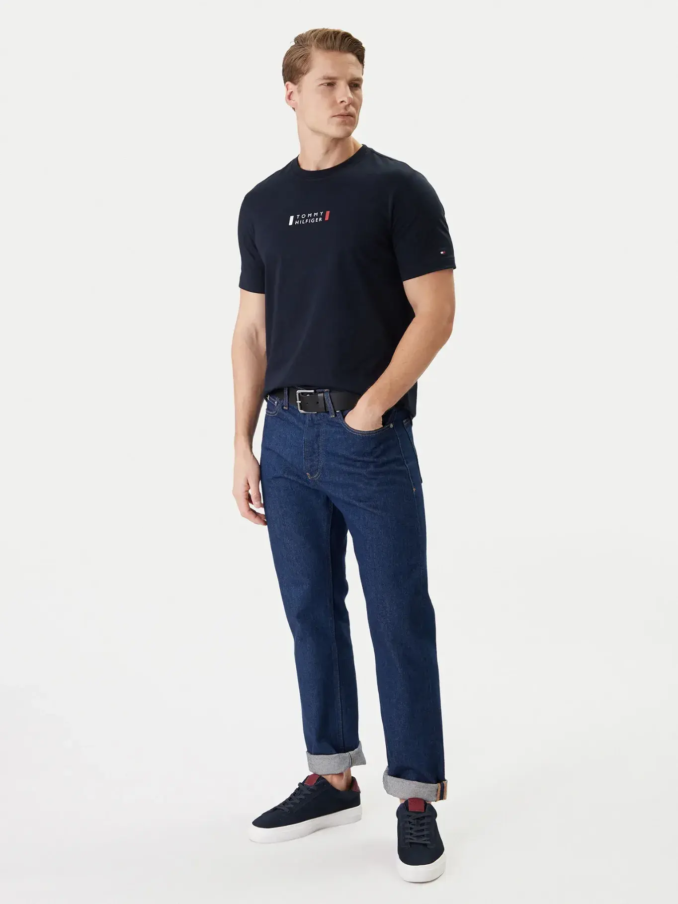 detail Tommy Hilfiger pánské tmavě modré tričko