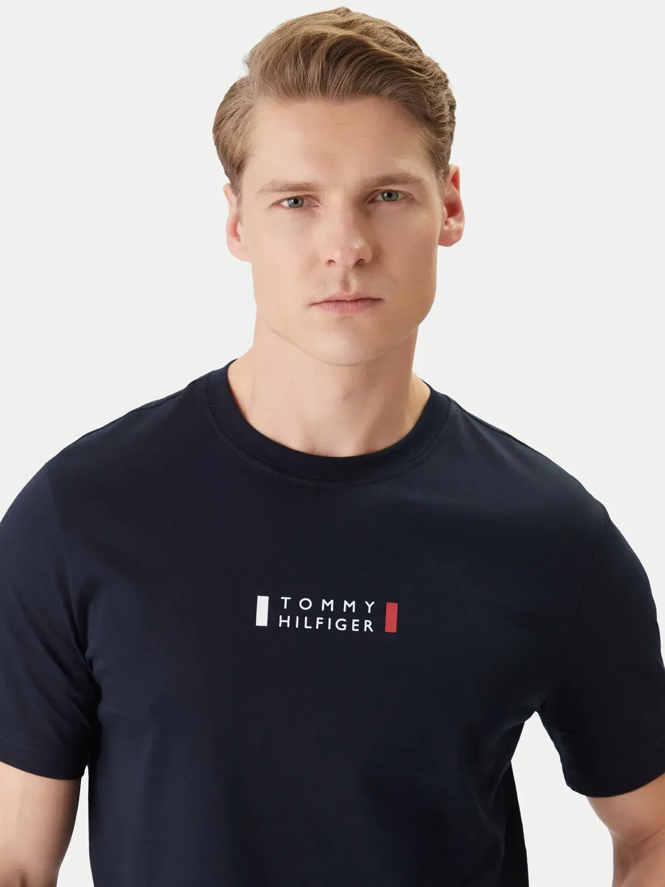 detail Tommy Hilfiger pánské tmavě modré tričko