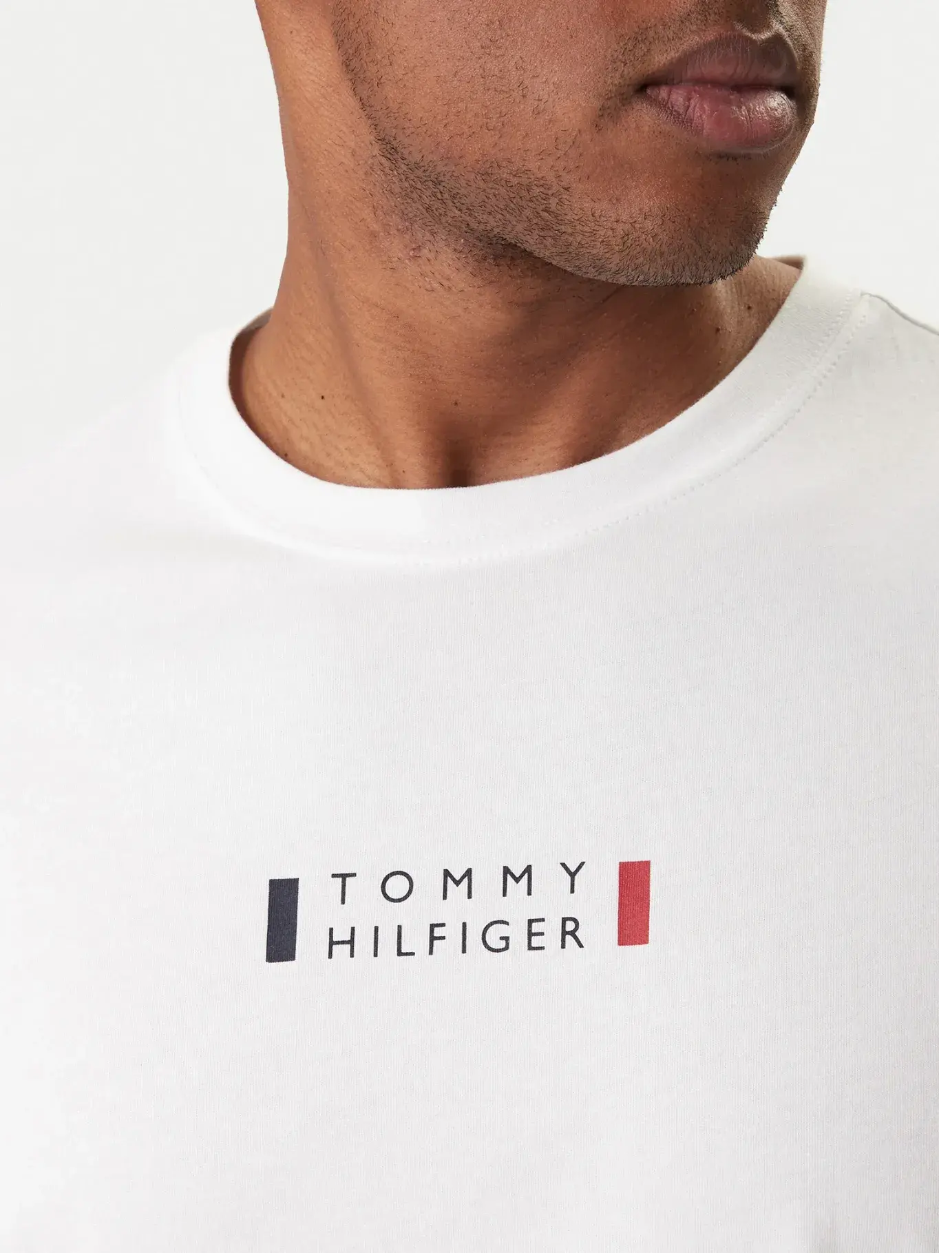 detail Tommy Hilfiger pánské bílé tričko