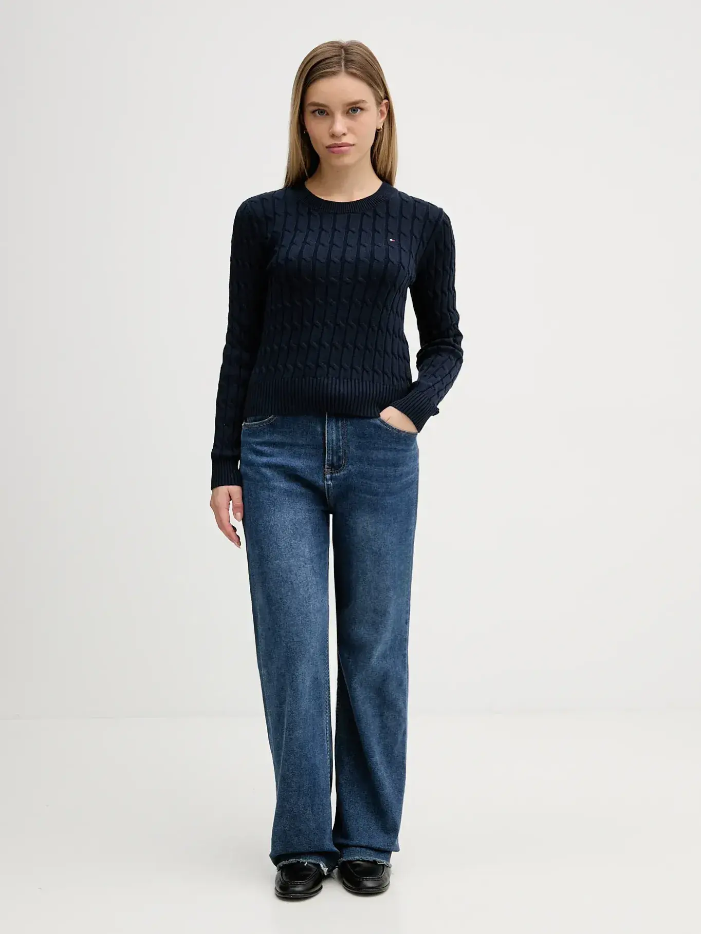 detail Tommy Hilfiger dámský tmavě modrý svetr