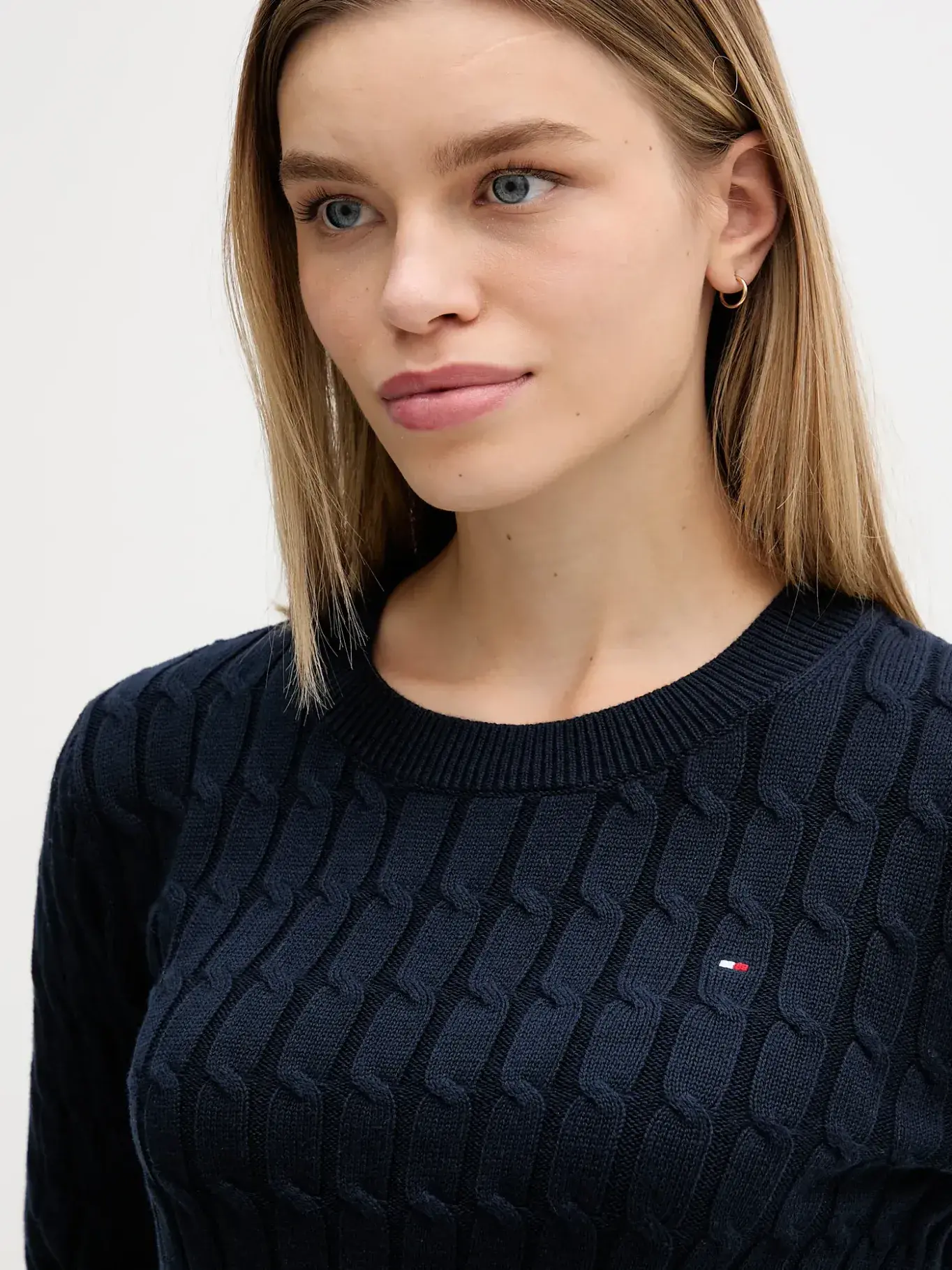detail Tommy Hilfiger dámský tmavě modrý svetr