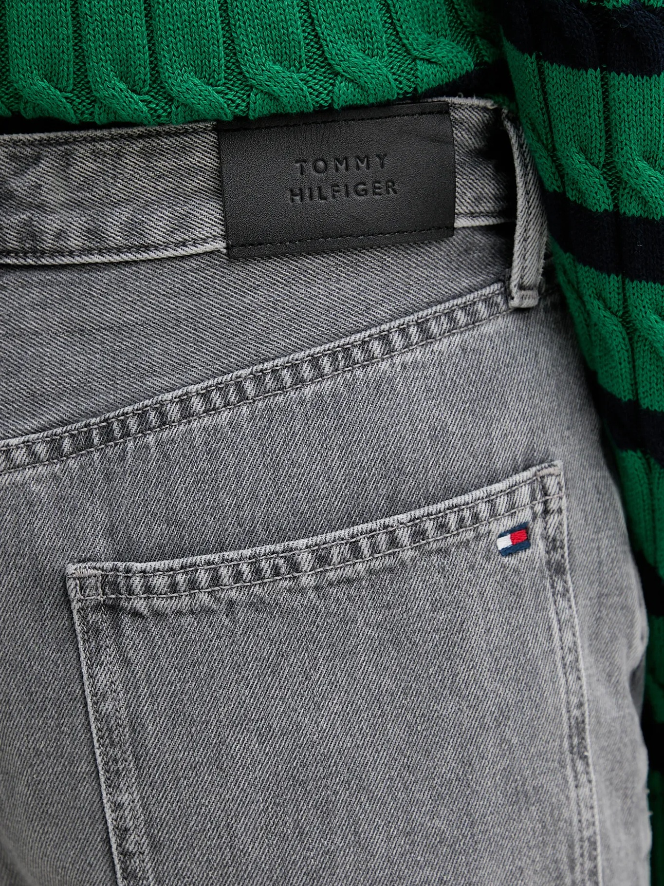detail Tommy Hilfiger dámské šedé džíny