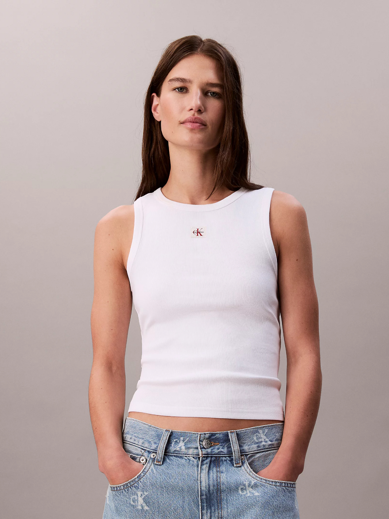 detail Calvin Klein dámské bílé tílko