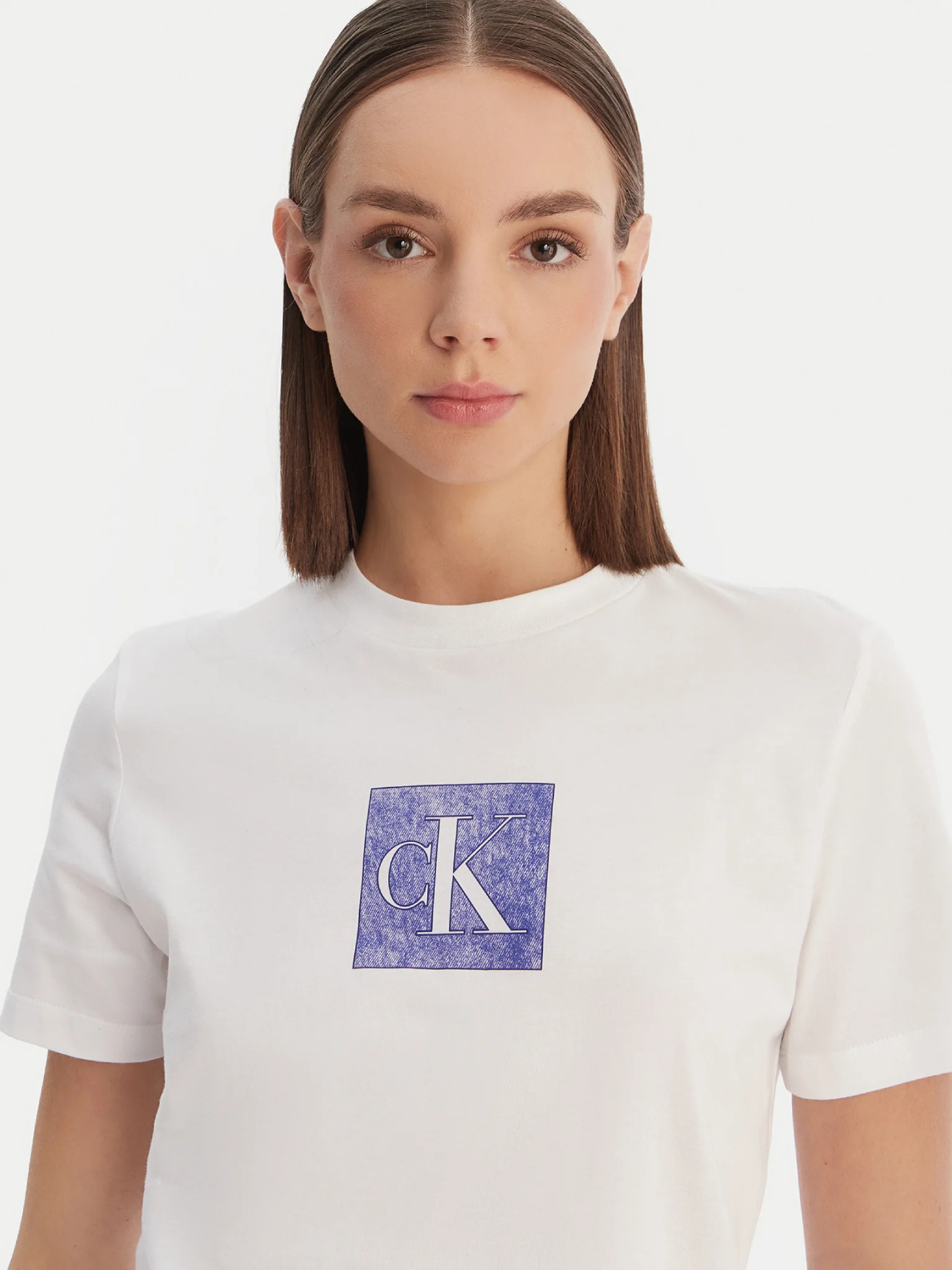 detail Calvin Klein dámské bílé tričko