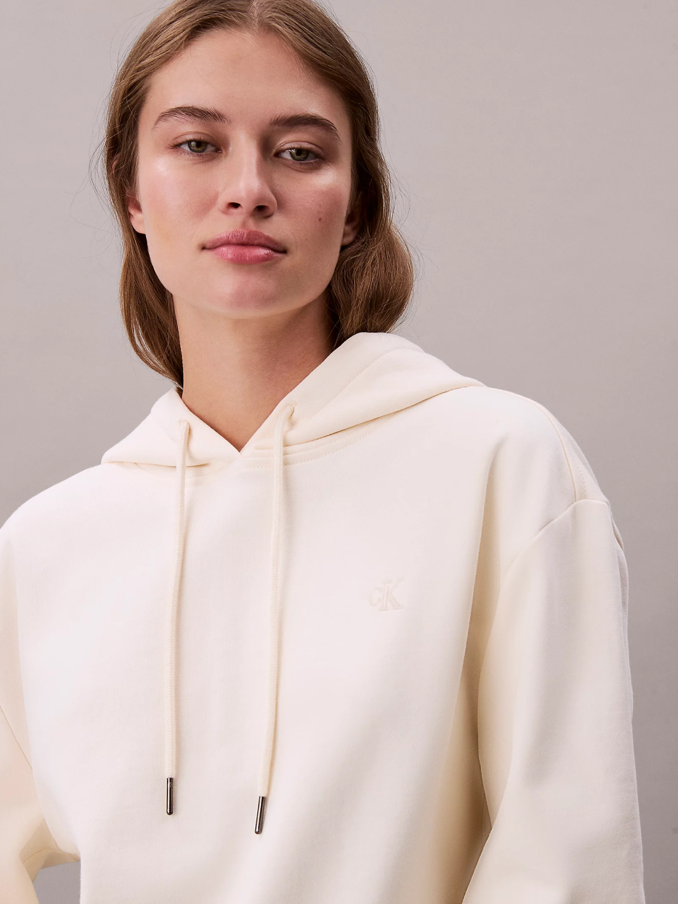 detail Calvin Klein dámská krémová mikina