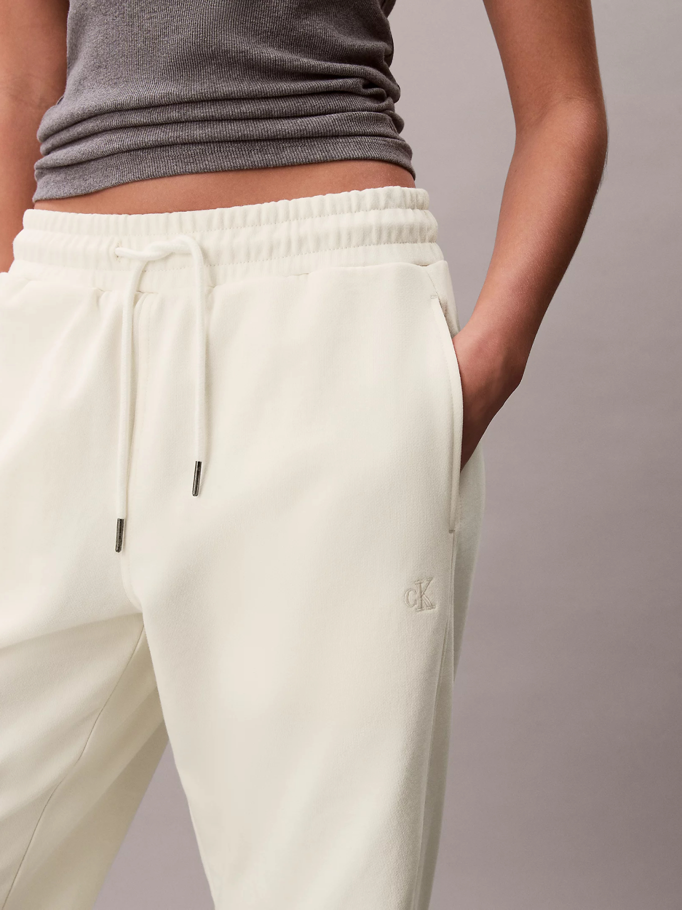detail Calvin Klein dámské krémové tepláky