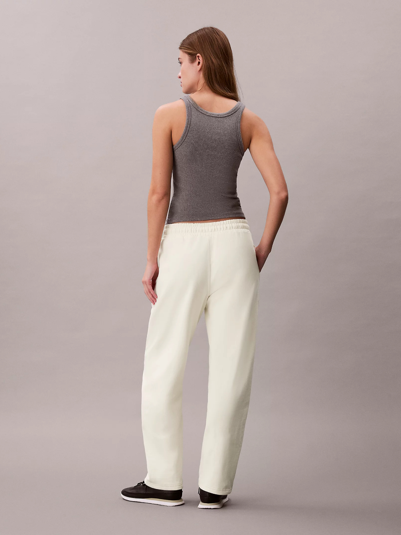 detail Calvin Klein dámské krémové tepláky