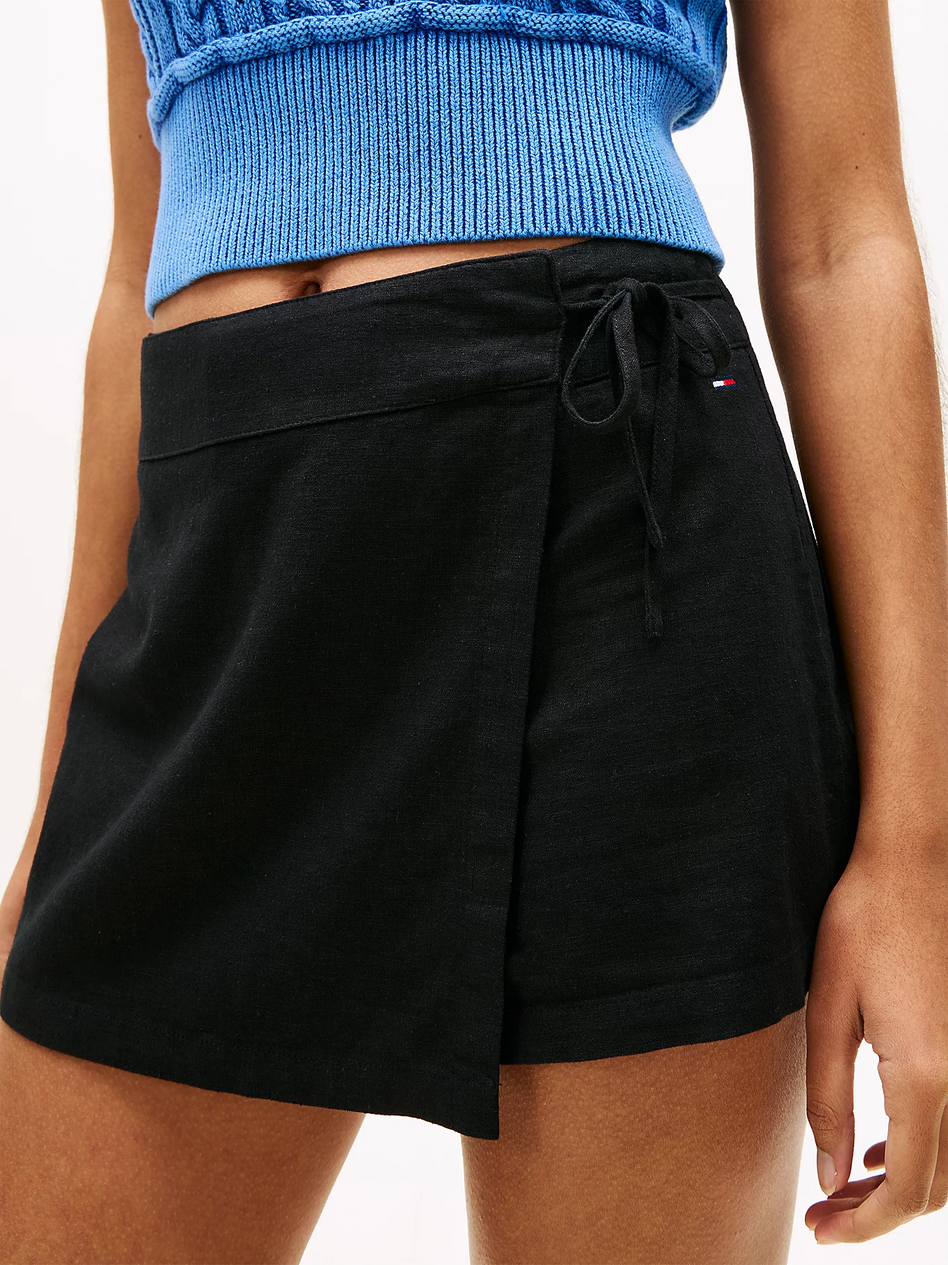 detail Tommy Jeans dámské černé šortky