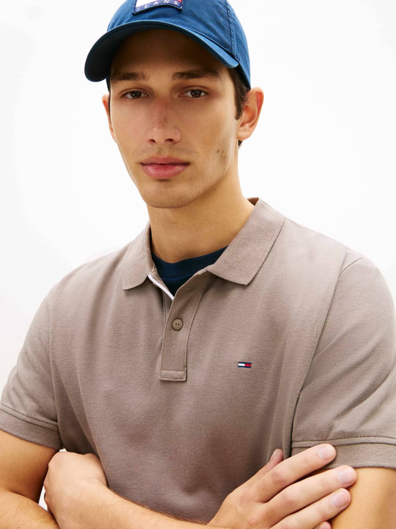 detail Tommy Jeans pánské béžové polo tričko