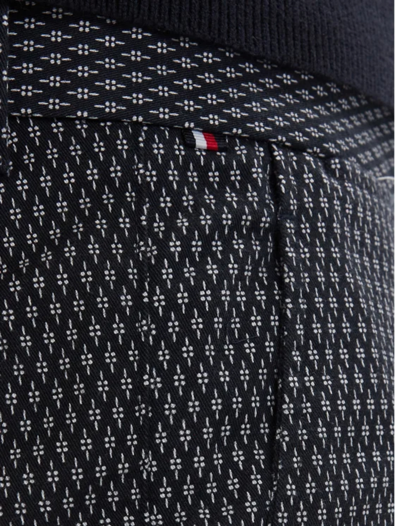 detail Tommy Hilfiger pánské tmavě modré kraťasy