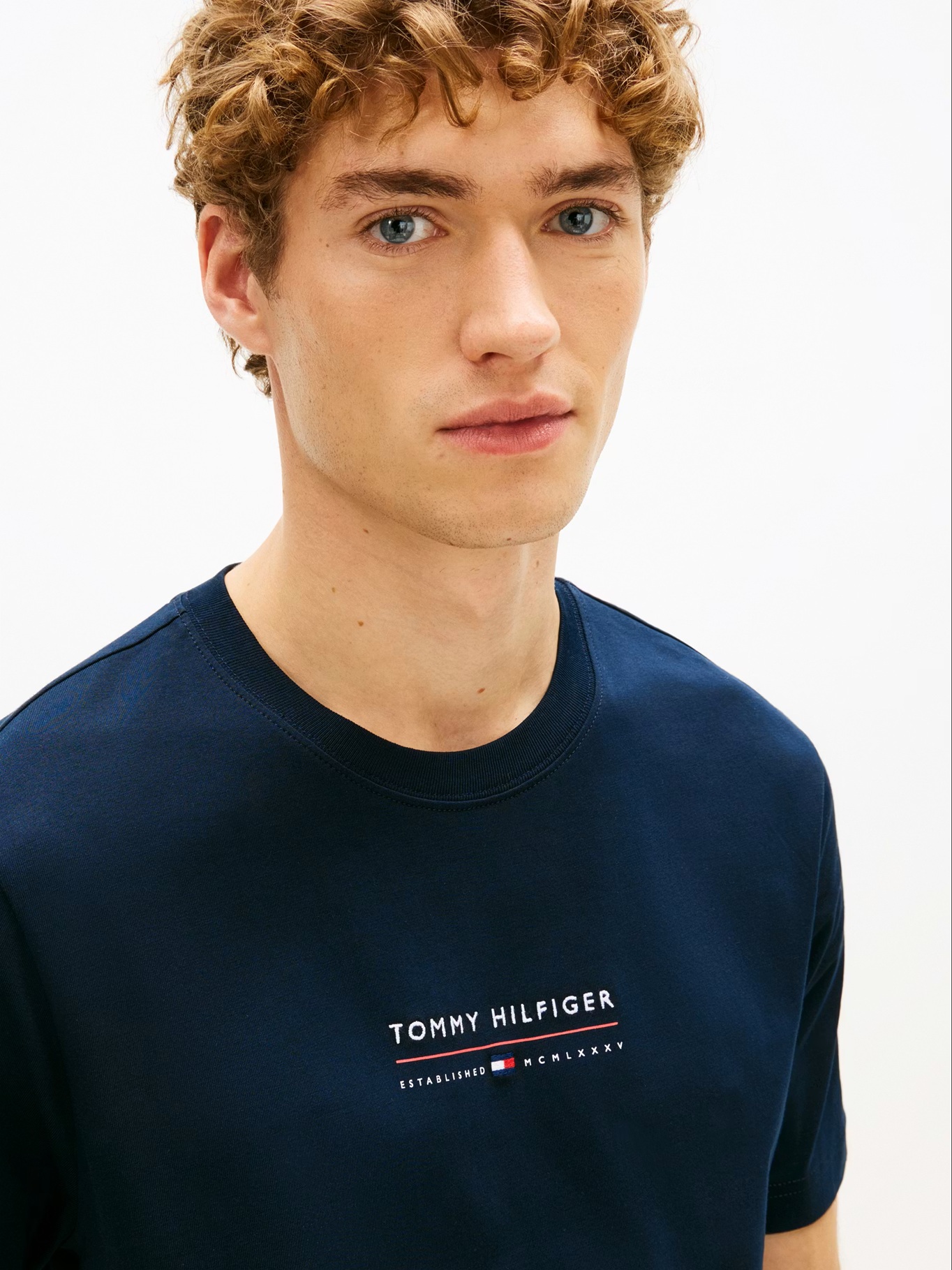 detail Tommy Hilfiger pánské tmavě modré tričko
