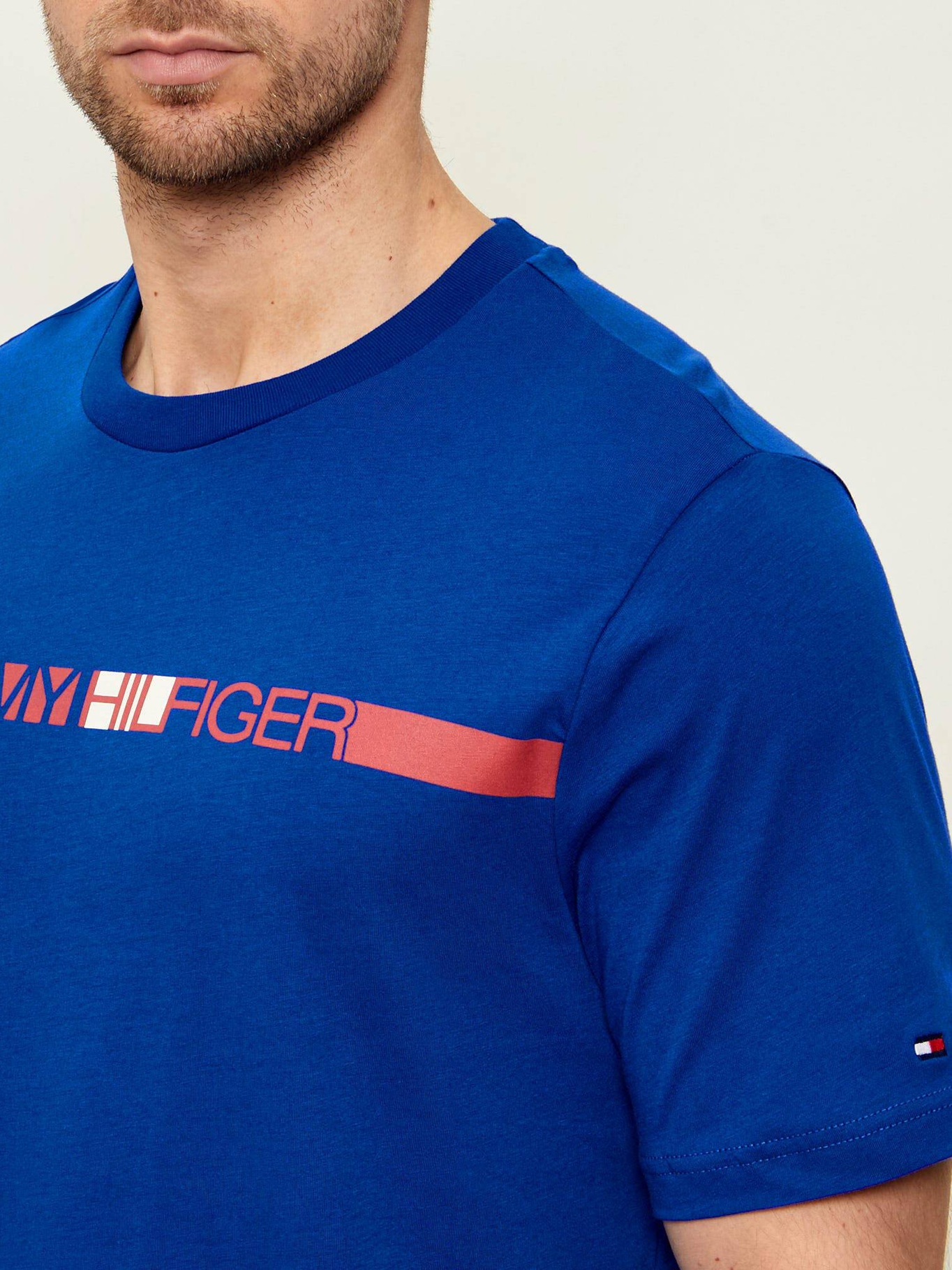 detail Tommy Hilfiger pánské modré tričko