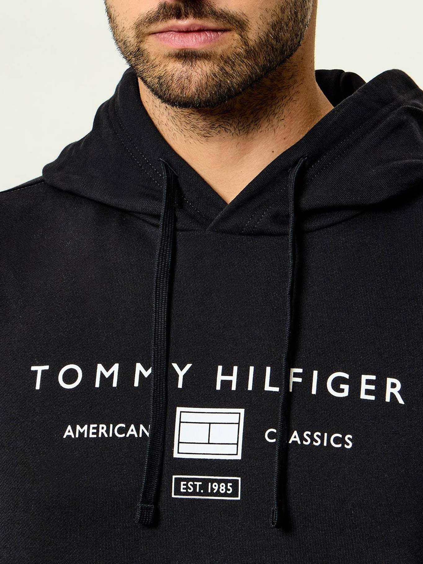 detail Tommy Hilfiger pánská černá mikina