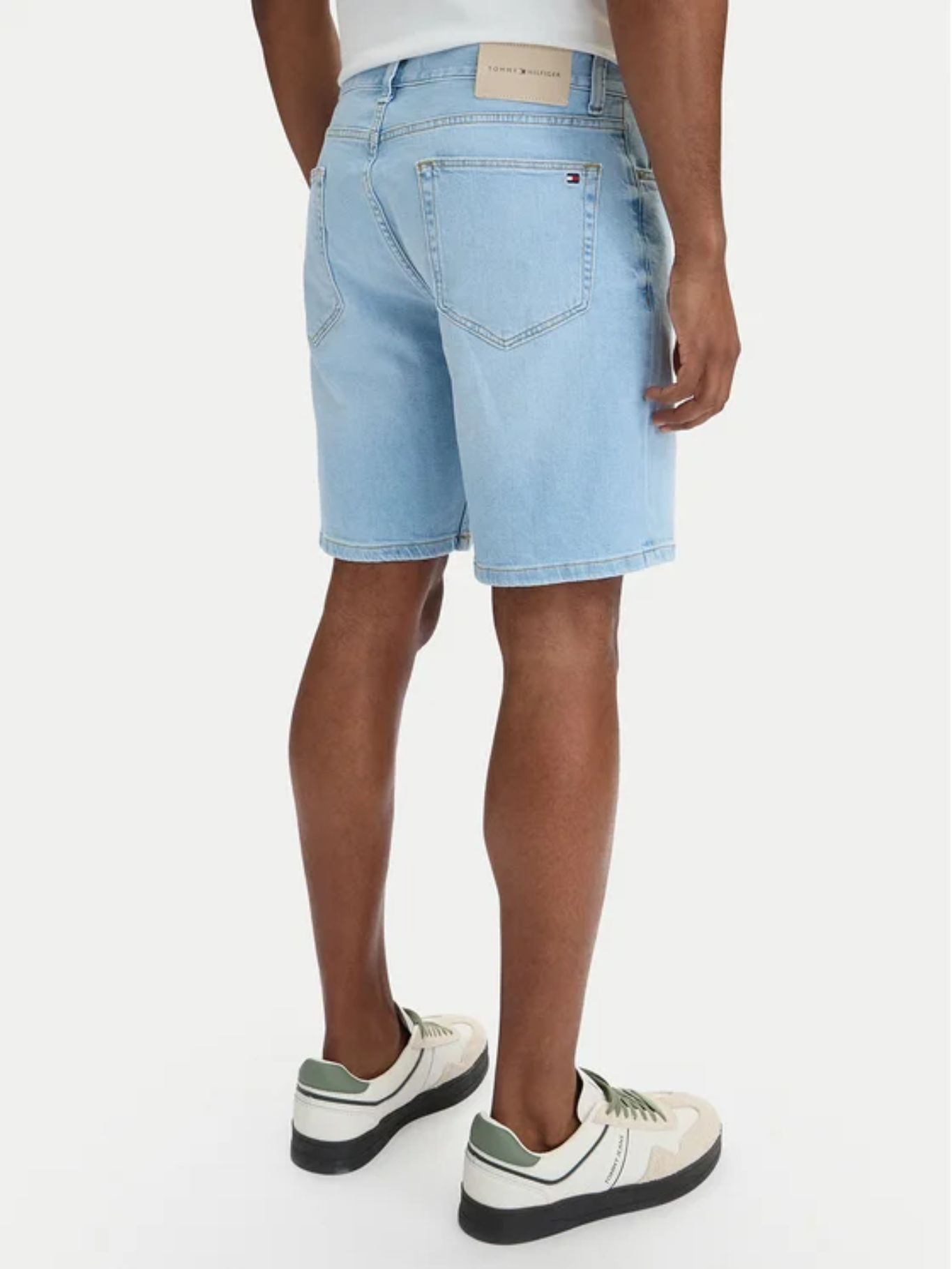 detail Tommy Hilfiger pánské světle modré šortky