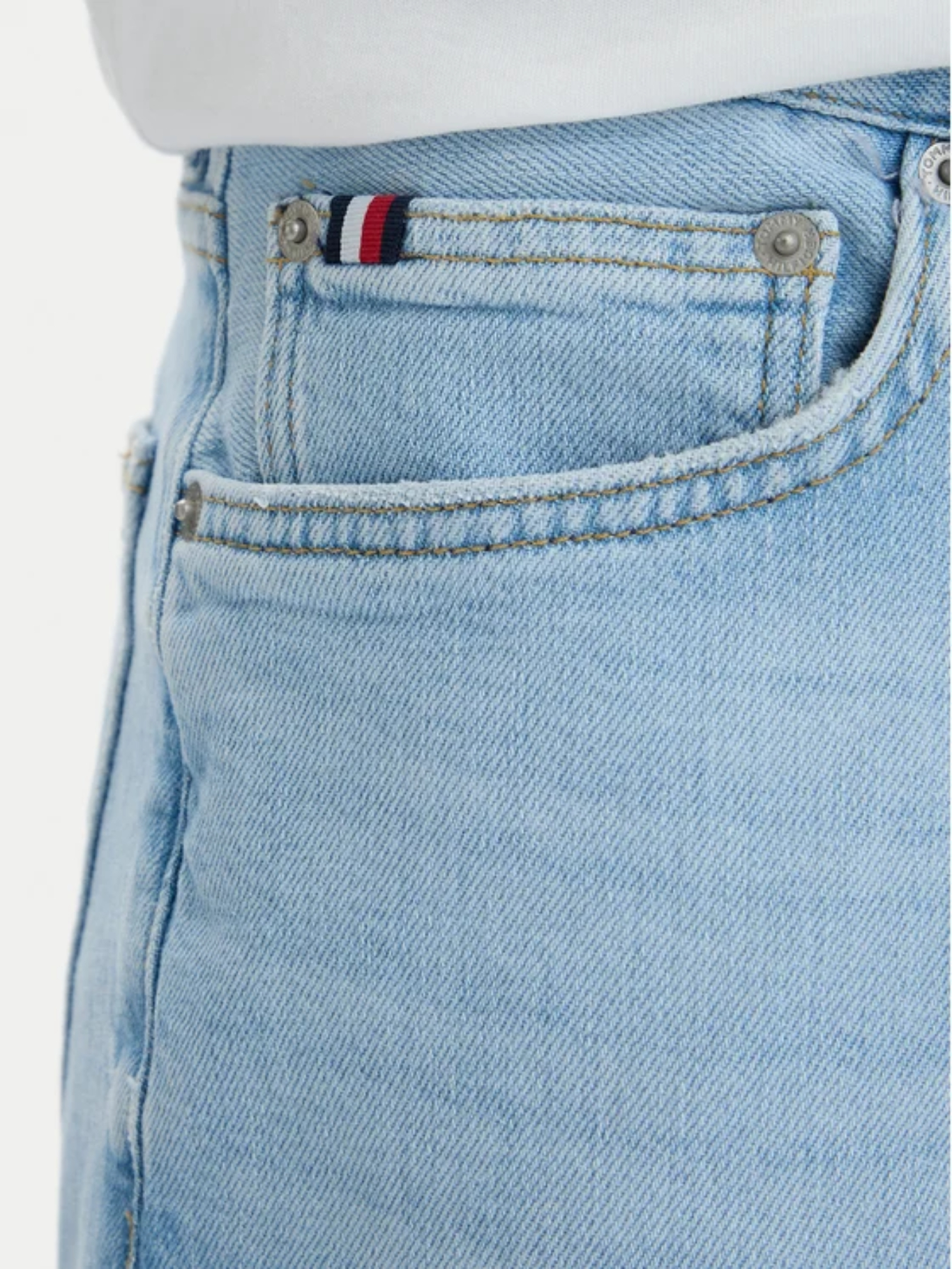 detail Tommy Hilfiger pánské světle modré šortky