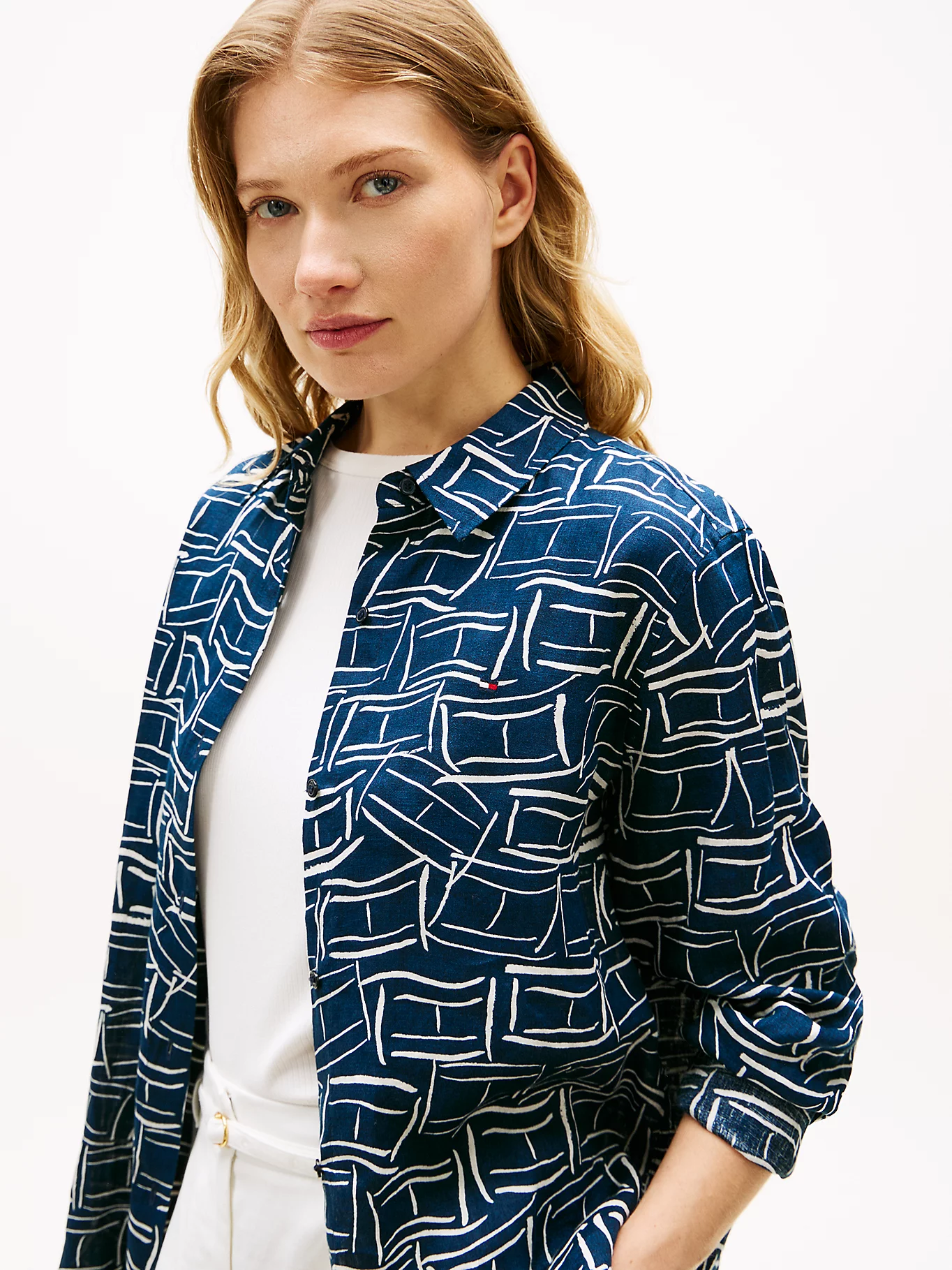 detail Tommy Hilfiger dámská tmavě modrá lněná košile