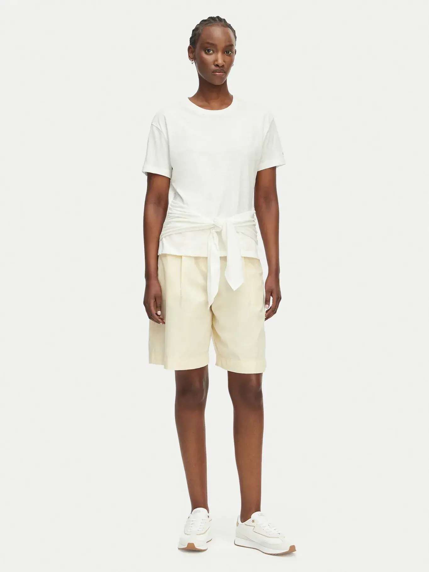 detail Tommy Hilfiger dámské krémové šortky