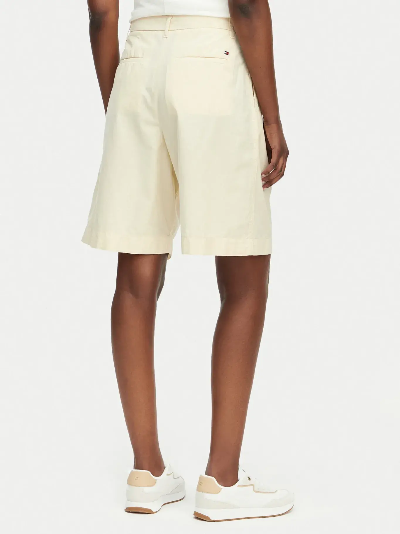 detail Tommy Hilfiger dámské krémové šortky
