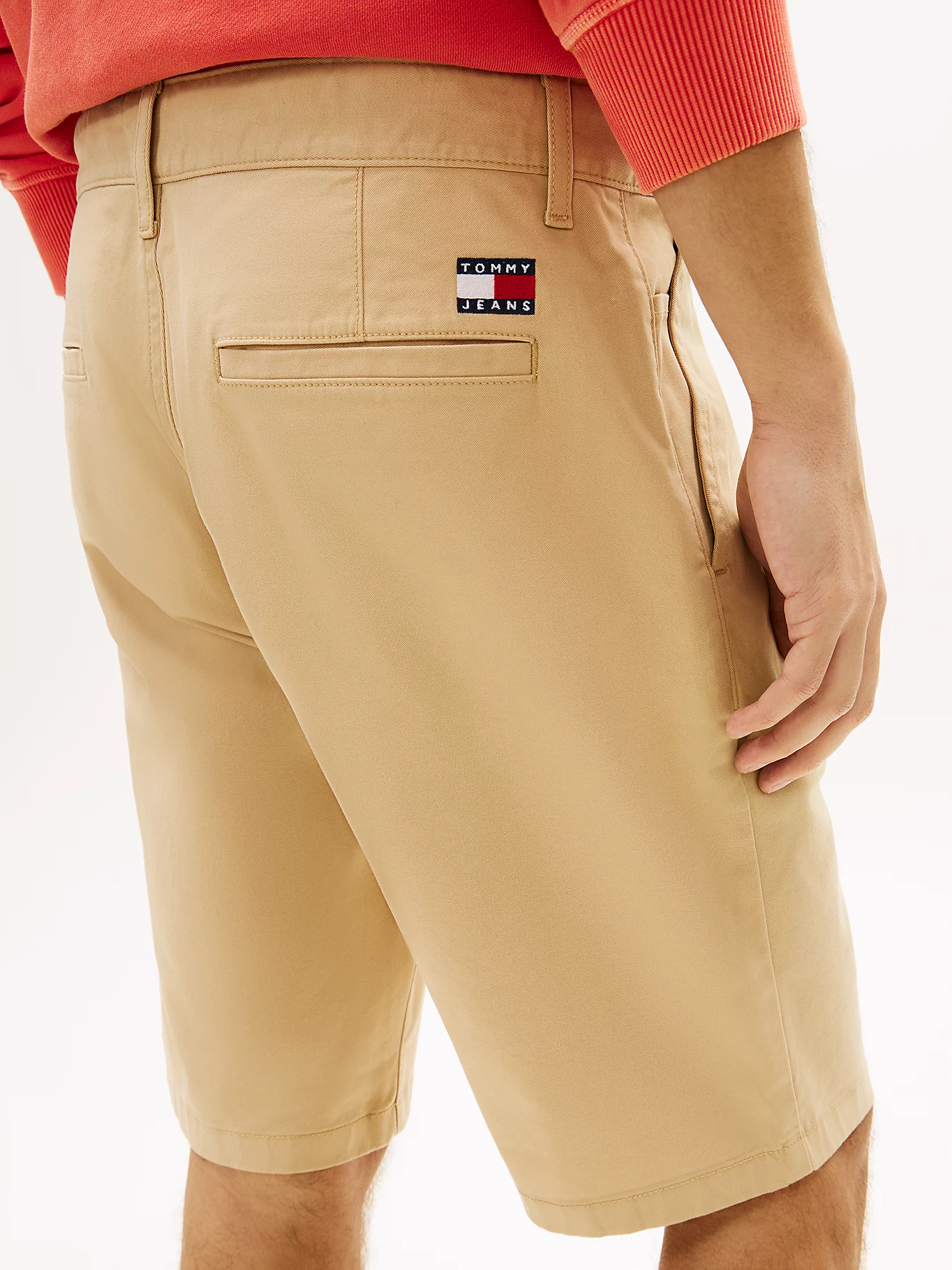 detail Tommy Jeans pánské béžové kraťasy