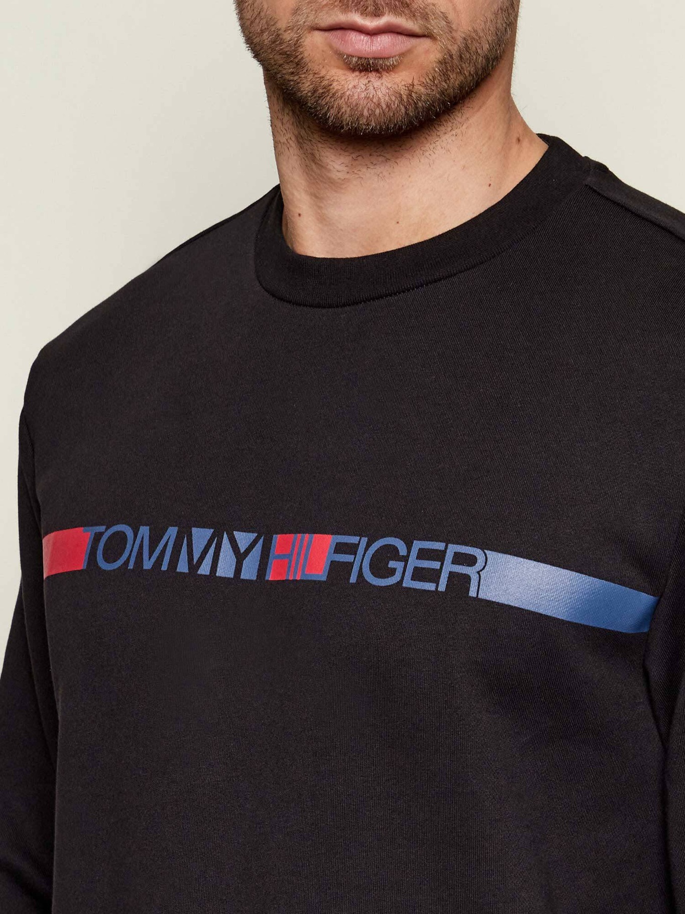 detail Tommy Hilfiger pánská černá mikina