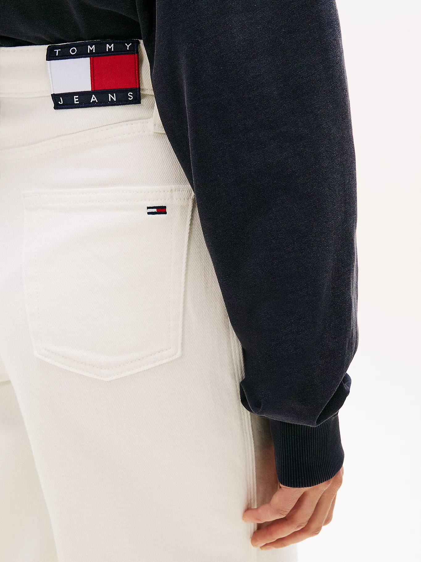 detail Tommy Jeans dámské bílé džíny