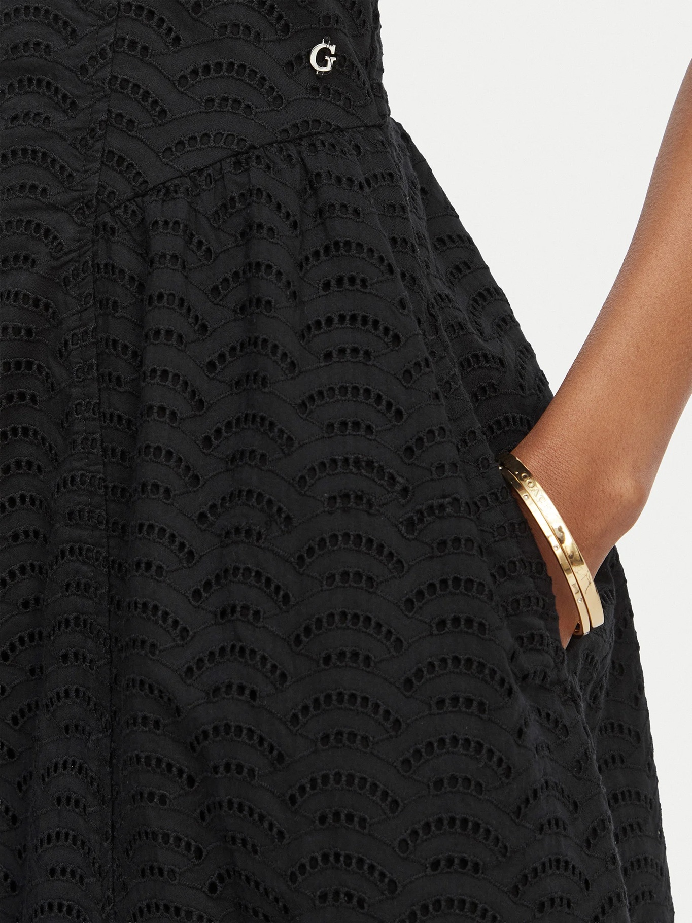 detail Guess dámské černé šaty