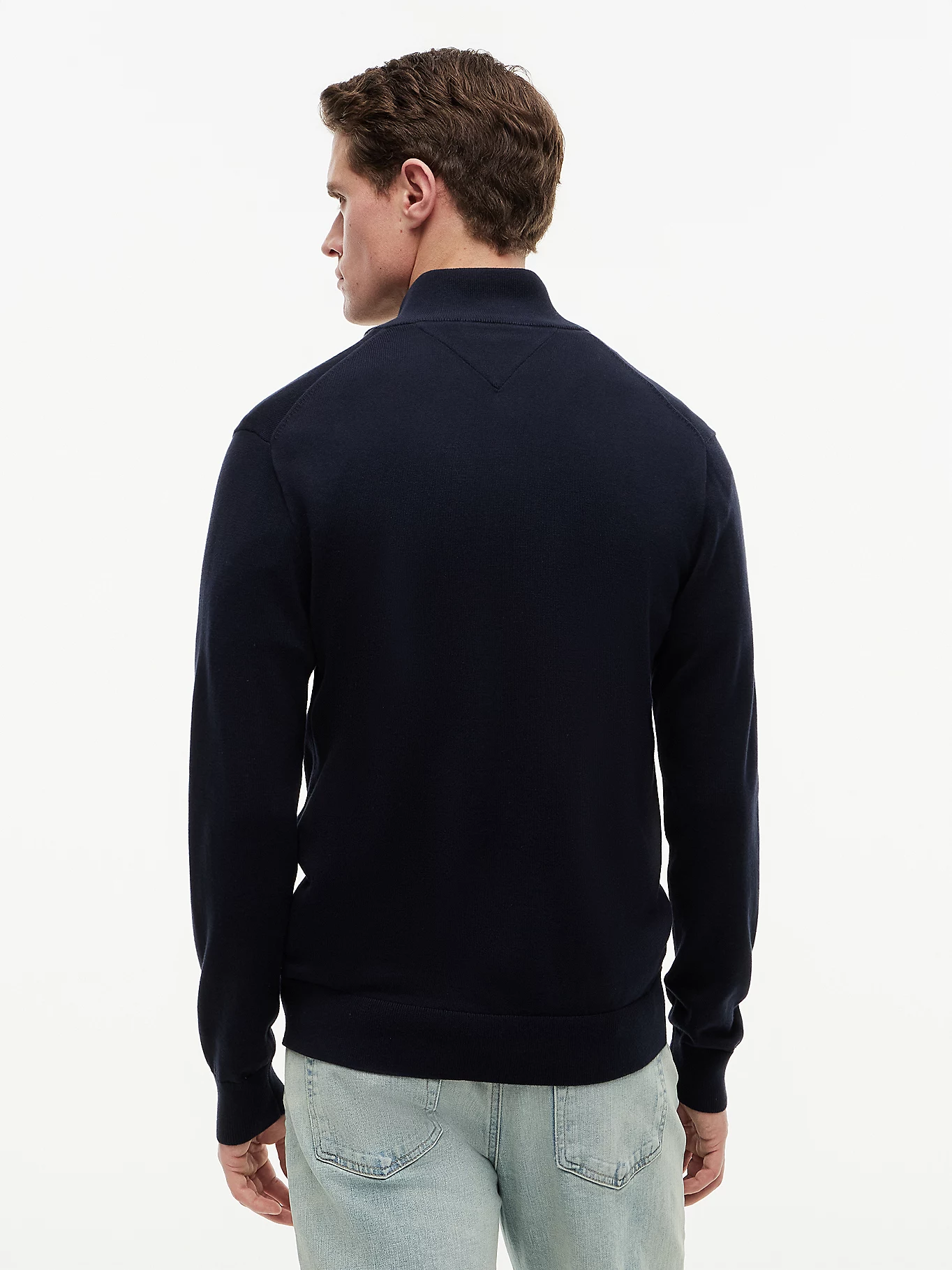 detail Tommy Hilfiger pánský tmavě modrý svetr