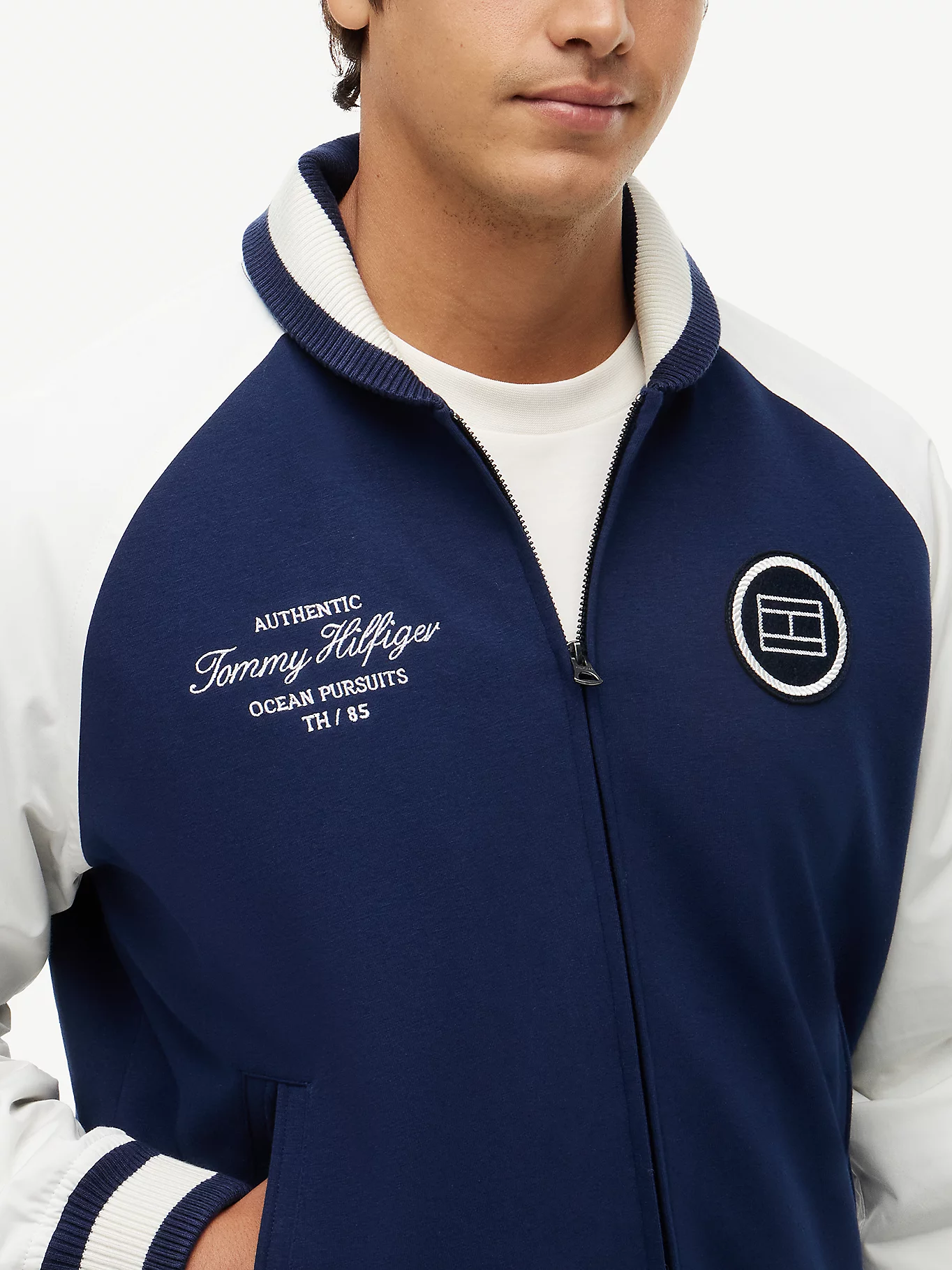 detail Tommy Hilfiger pánský modro-bílý bomber