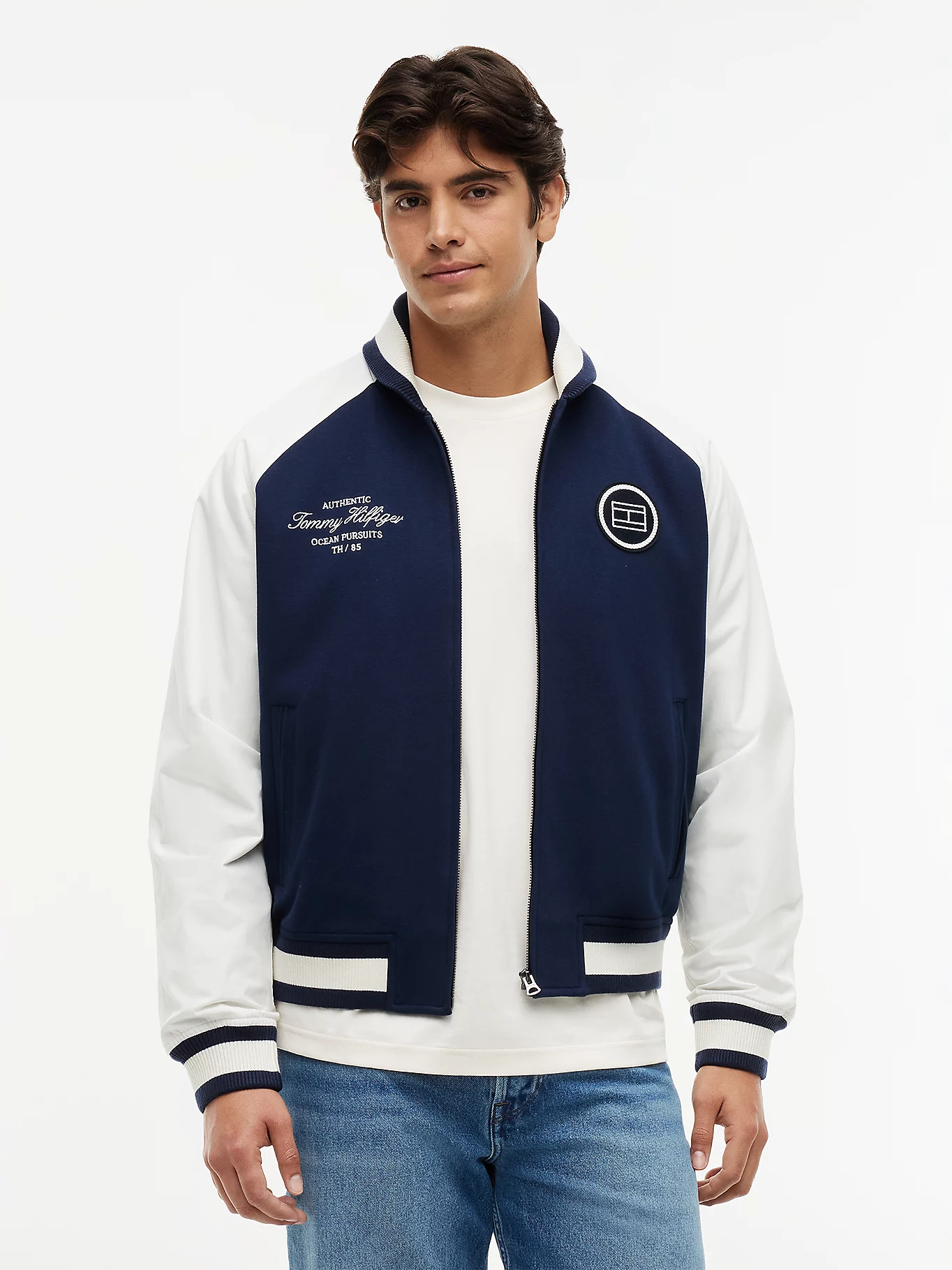 detail Tommy Hilfiger pánský modro-bílý bomber
