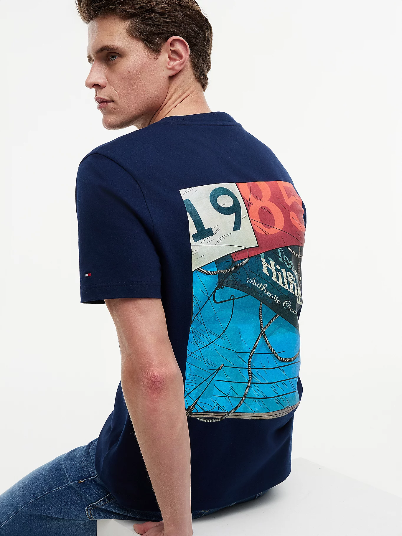detail Tommy Hilfiger pánské tmavě modré tričko