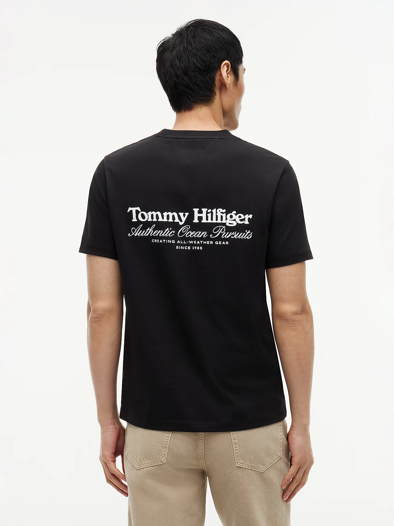 detail Tommy Hilfiger pánské černé tričko