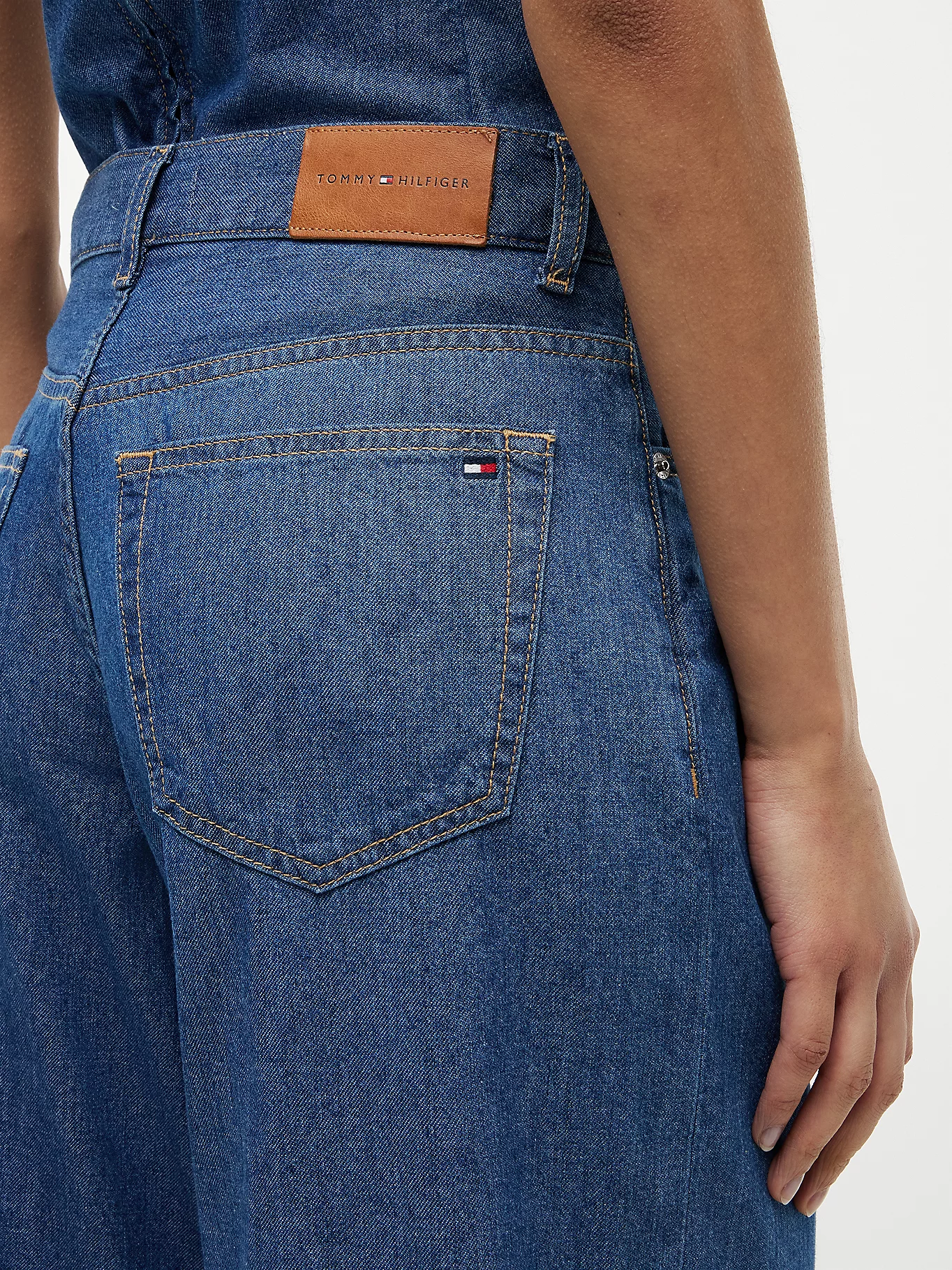 detail Tommy Hilfiger dámské modré džíny