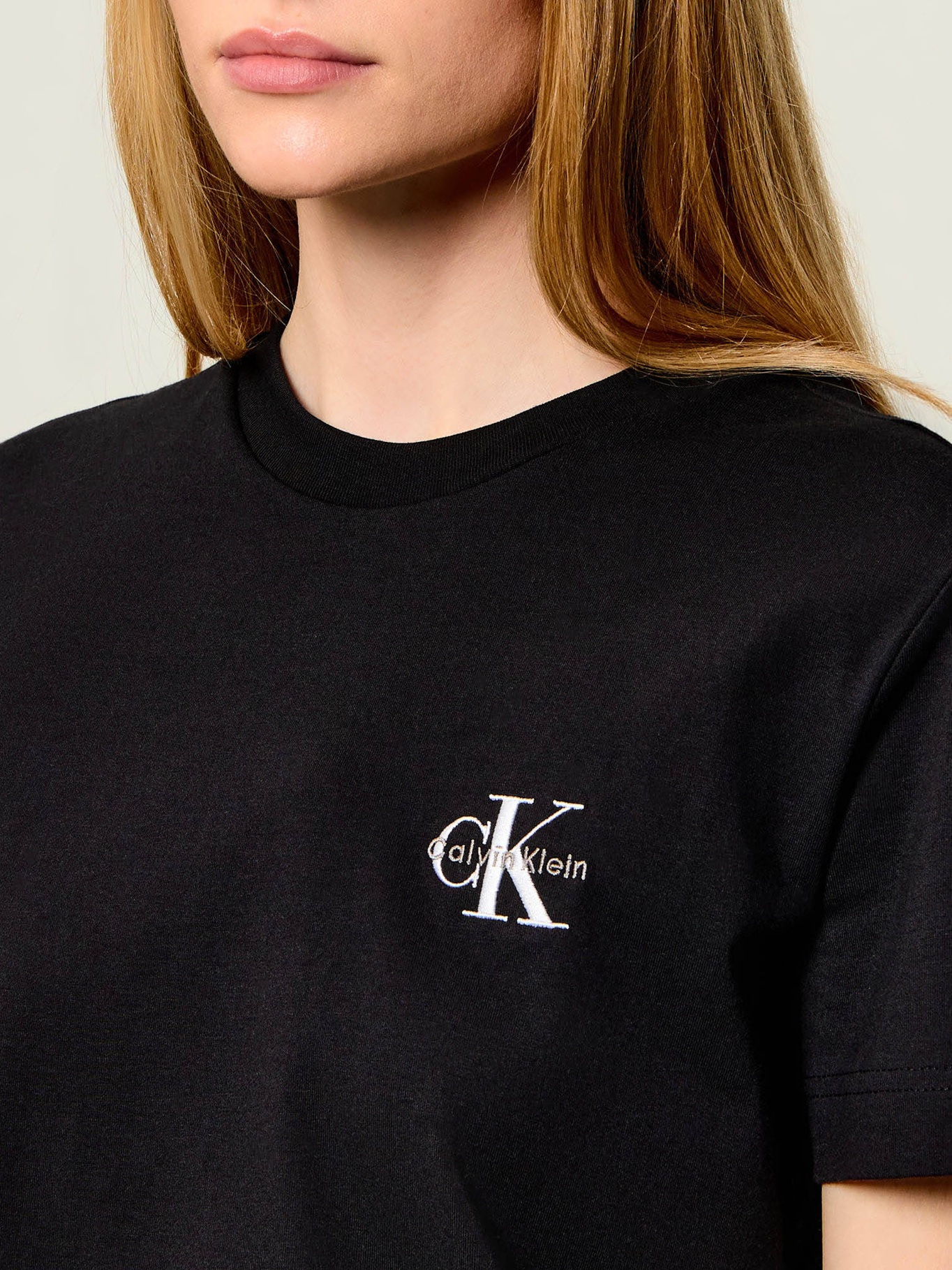 detail Calvin Klein dámské černé tričko