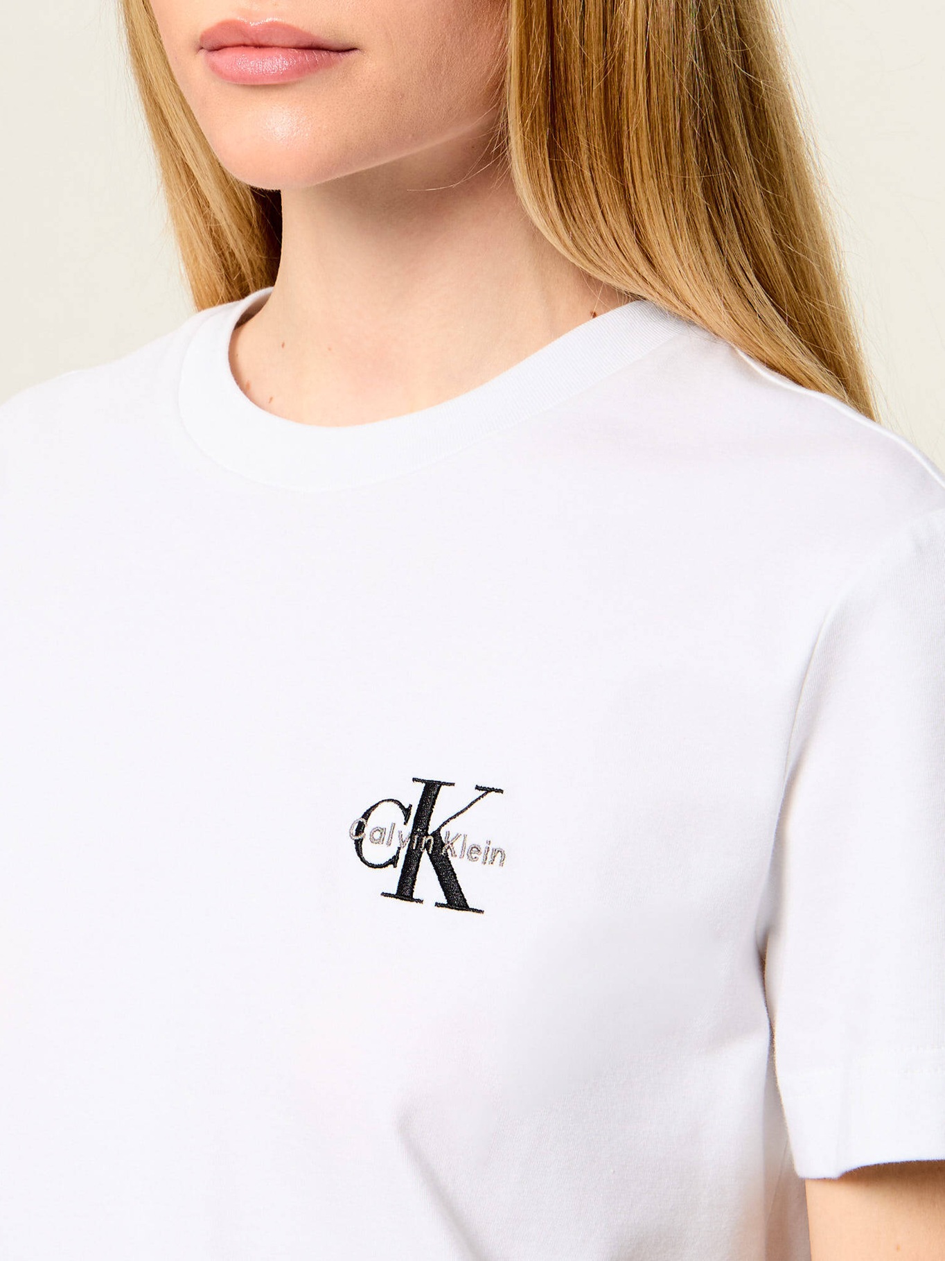 detail Calvin Klein dámské bílé tričko