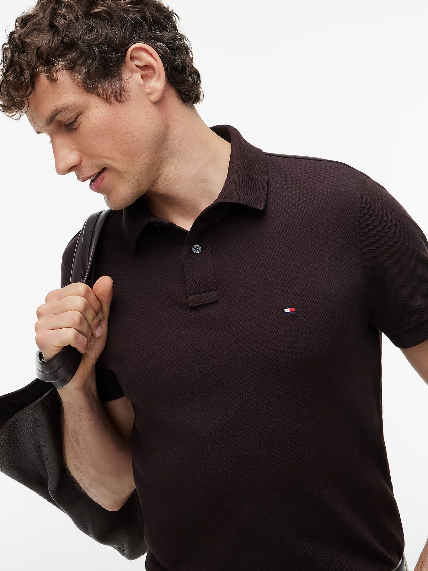 detail Tommy Hilfiger pánské tmavě hnědé polo tričko