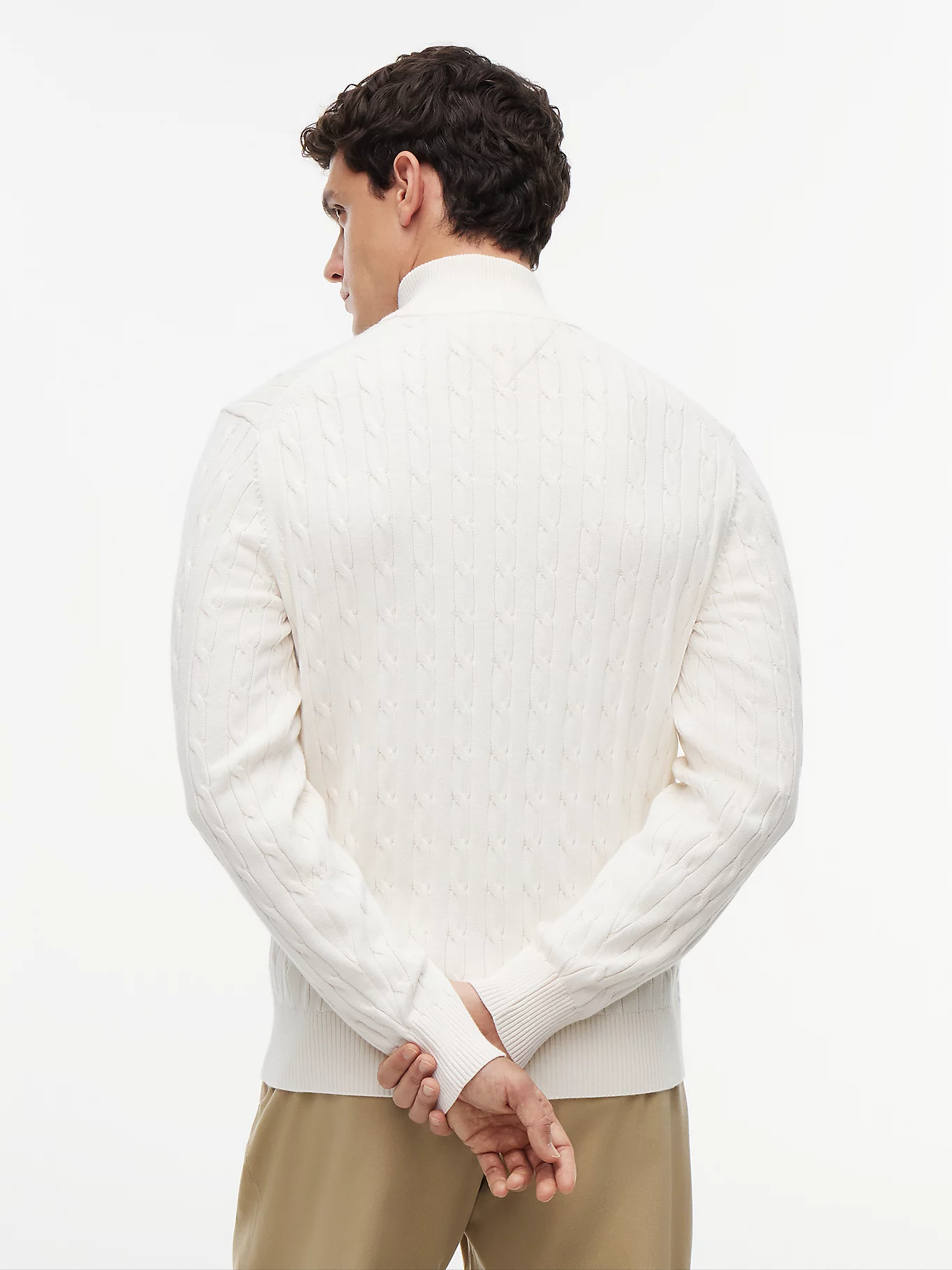 detail Tommy Hilfiger pánský krémový svetr