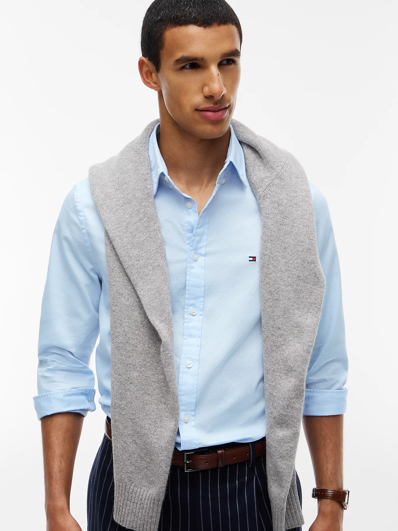 detail Tommy Hilfiger pánská světle modrá košile