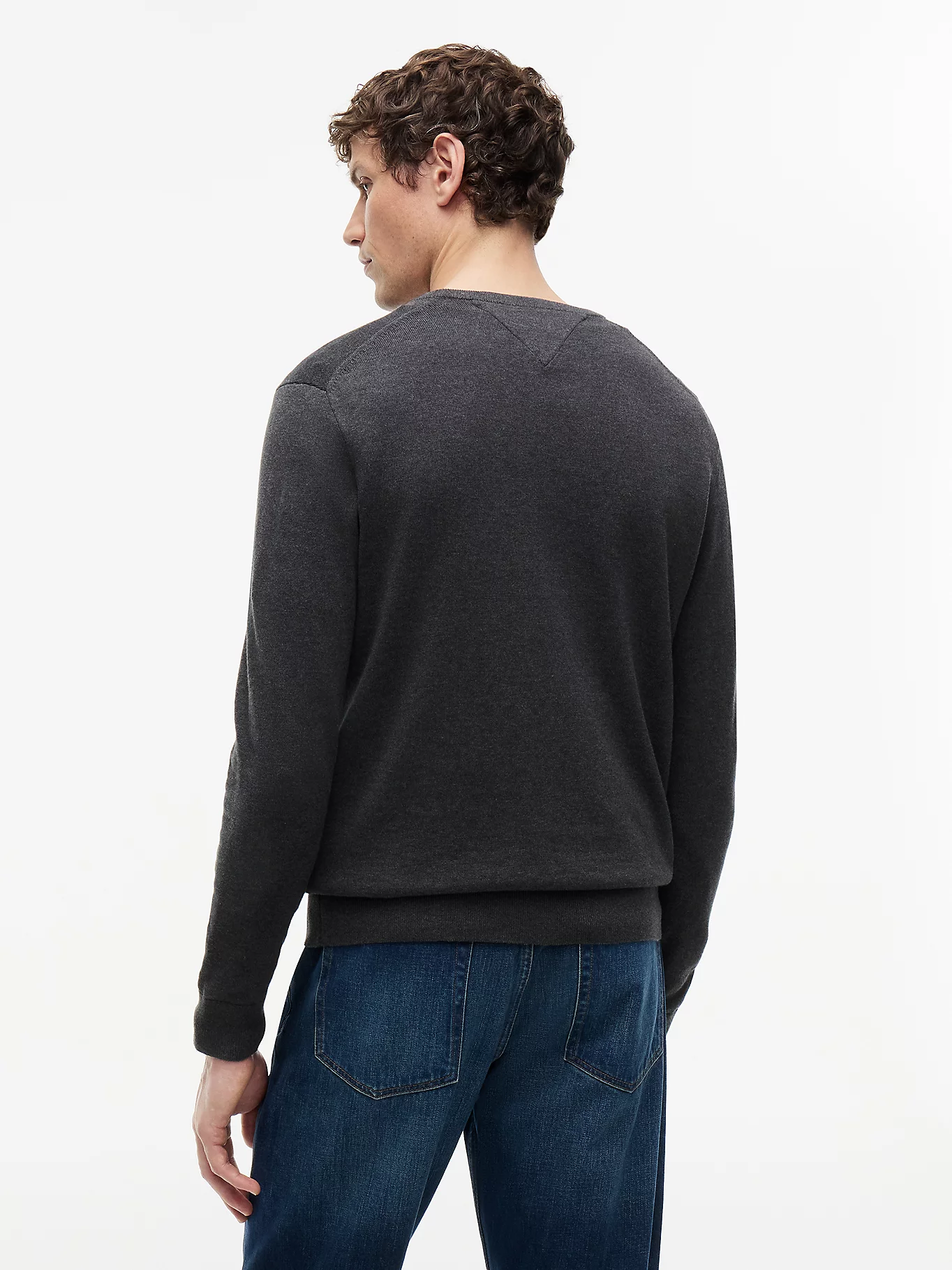 detail Tommy Hilfiger pánský tmavě šedý svetr