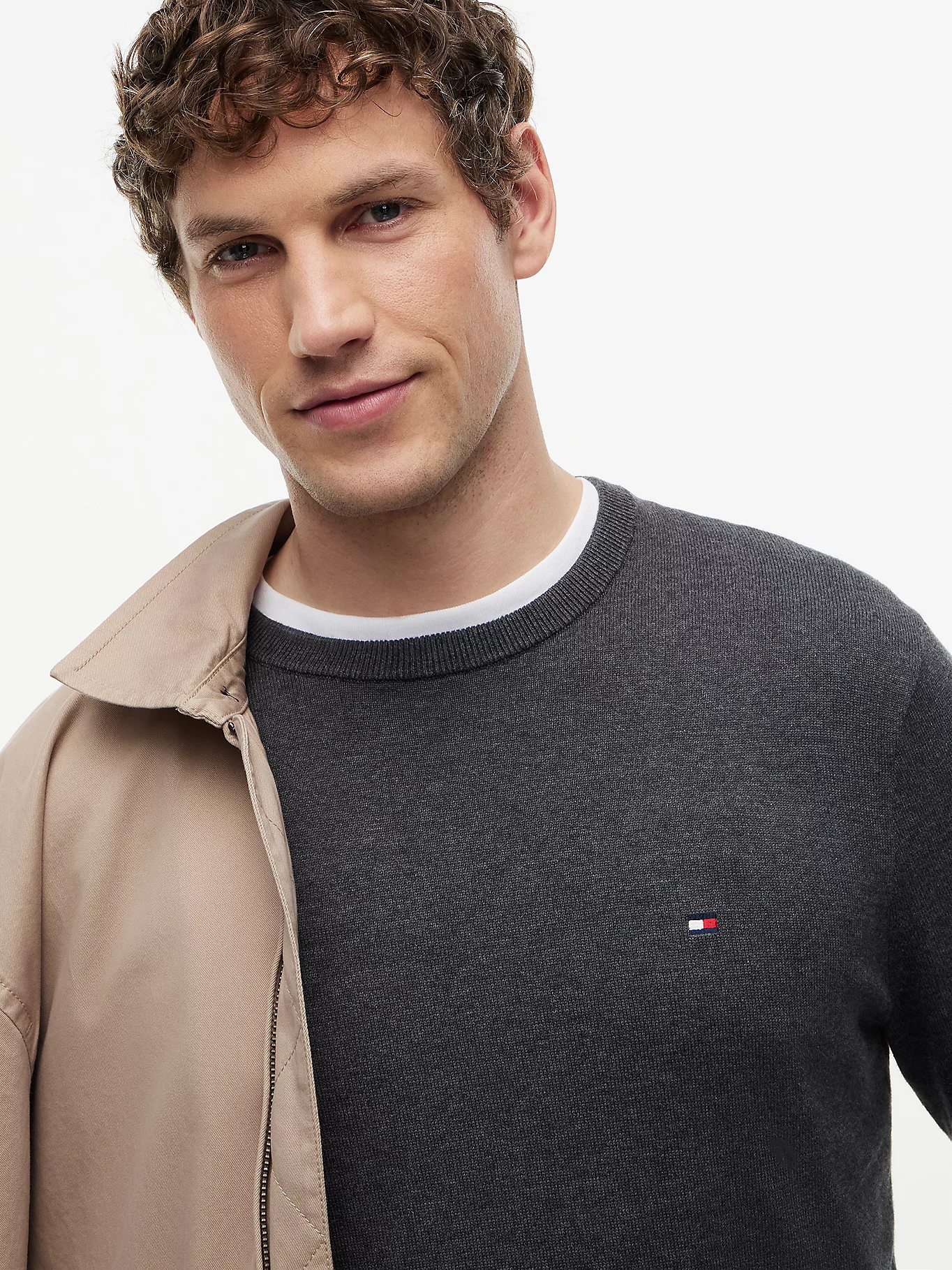 detail Tommy Hilfiger pánský tmavě šedý svetr