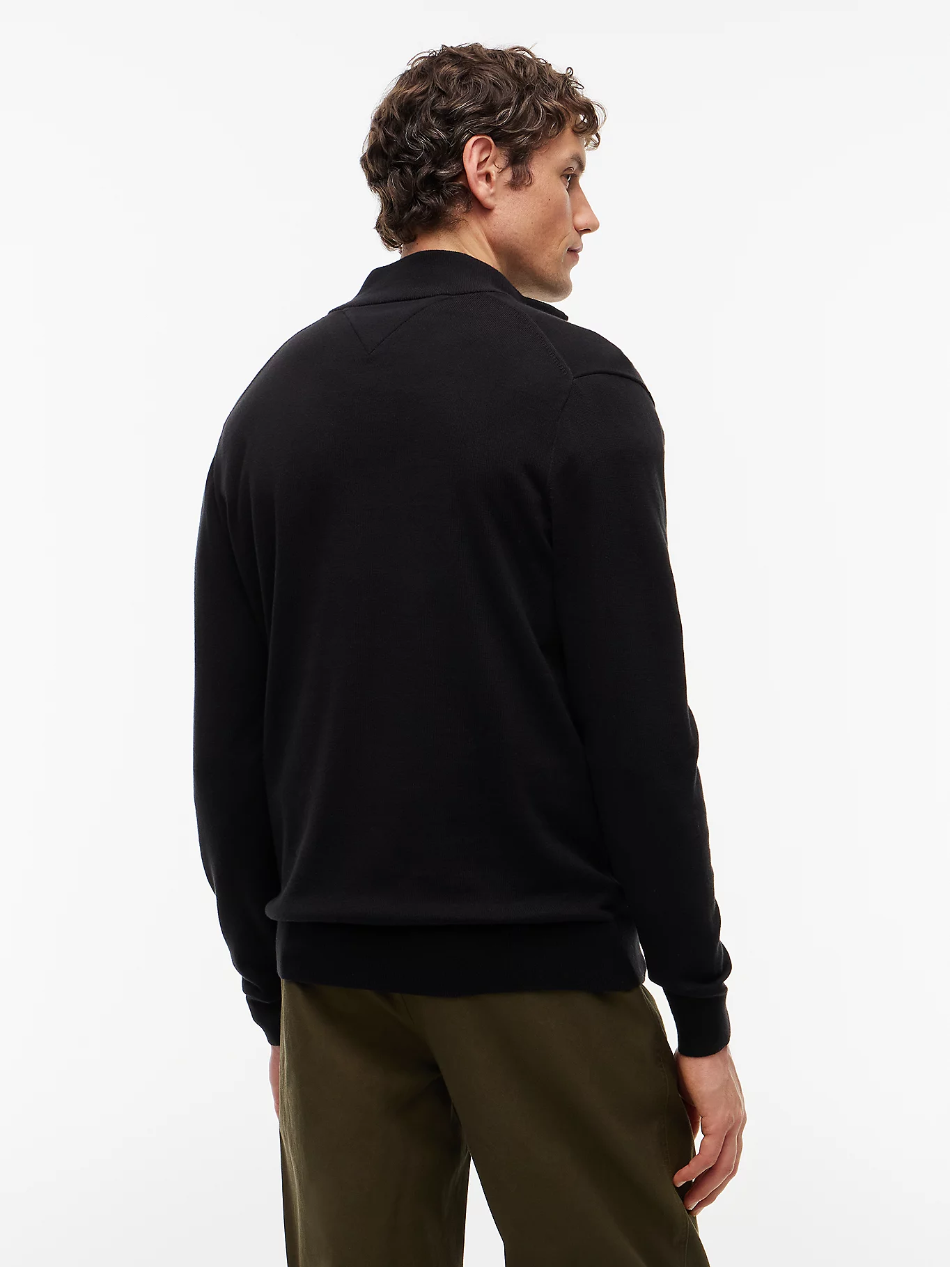 detail Tommy Hilfiger pánský černý svetr
