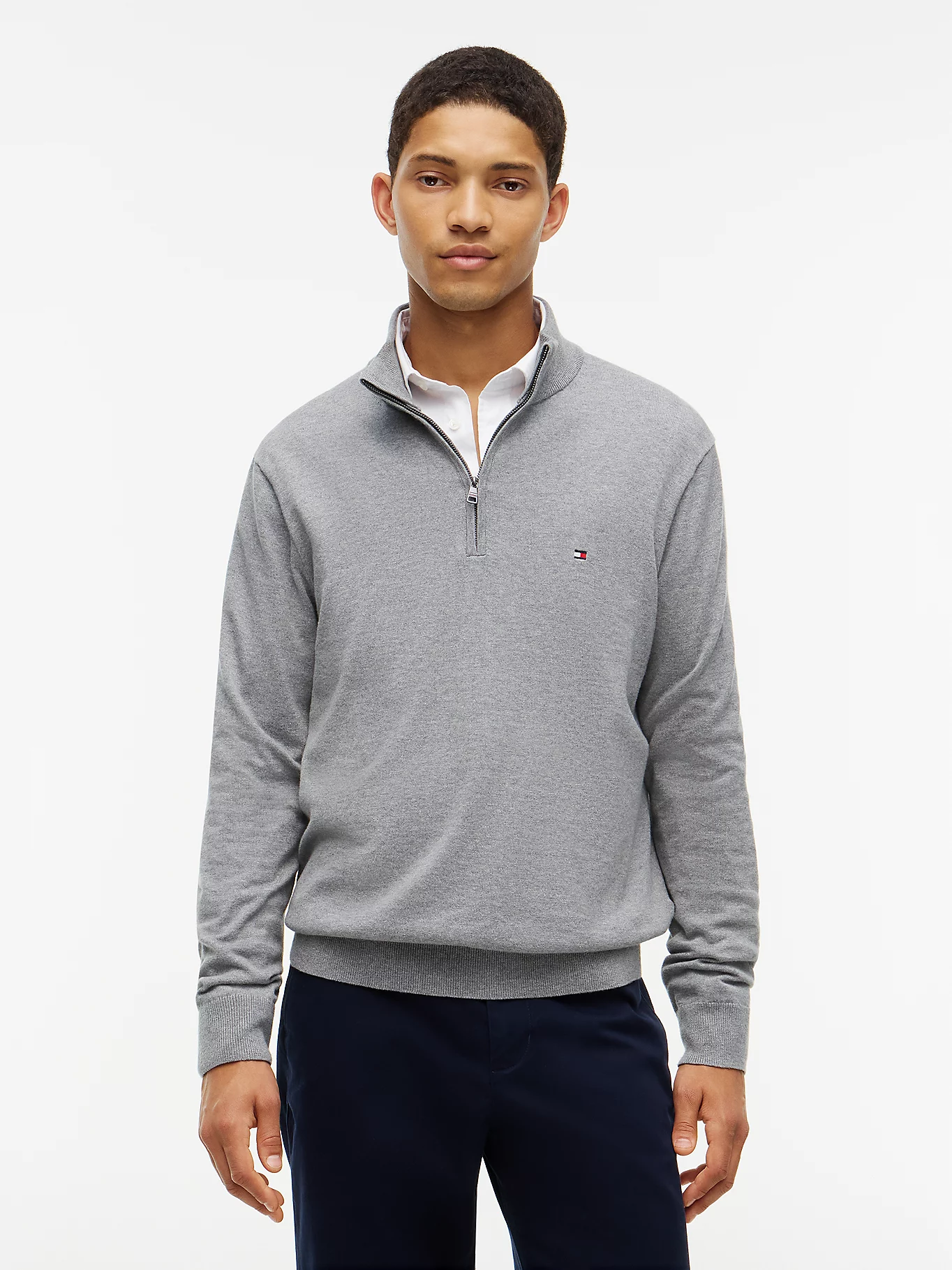 detail Tommy Hilfiger pánský šedý svetr