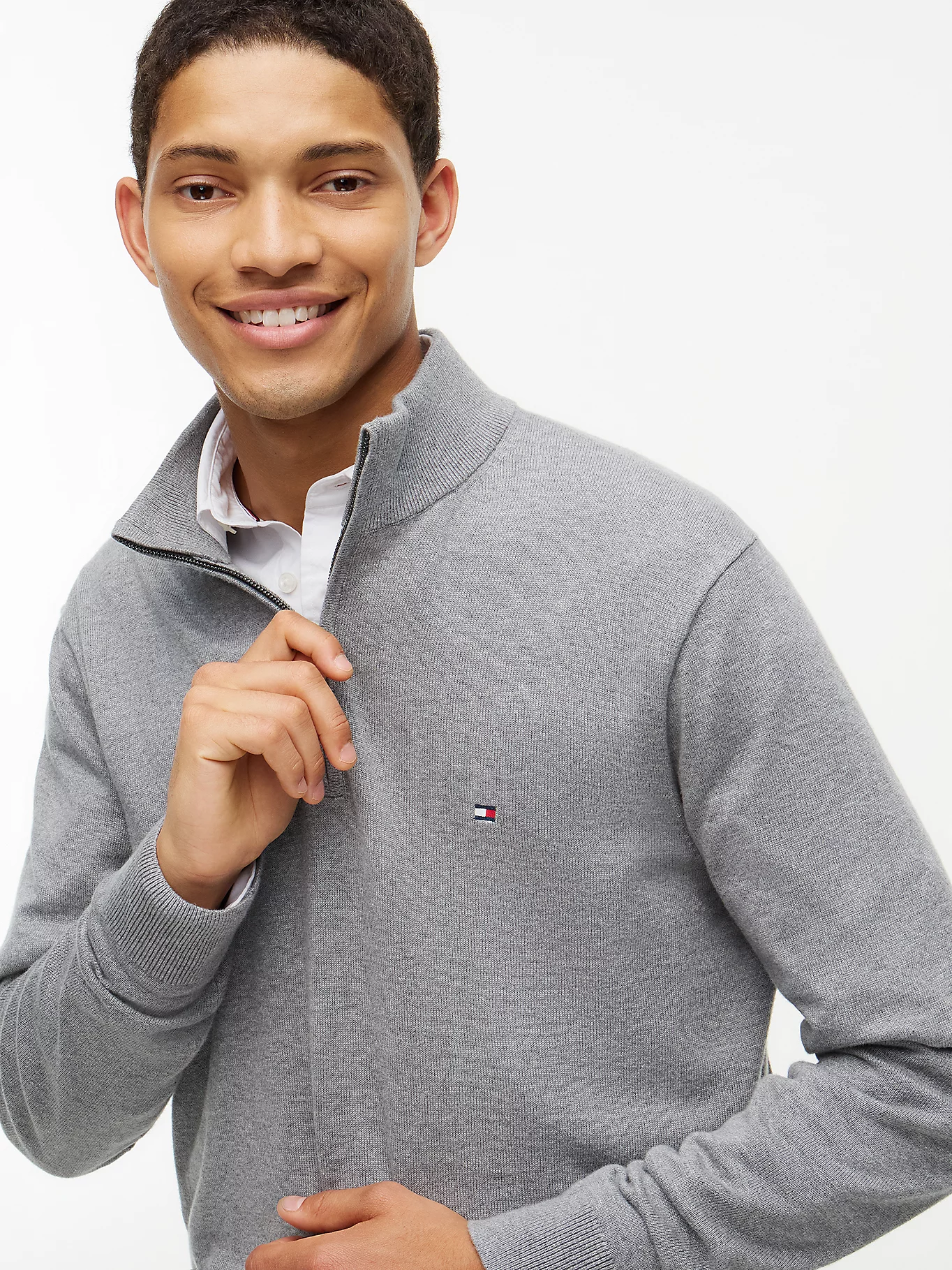 detail Tommy Hilfiger pánský šedý svetr
