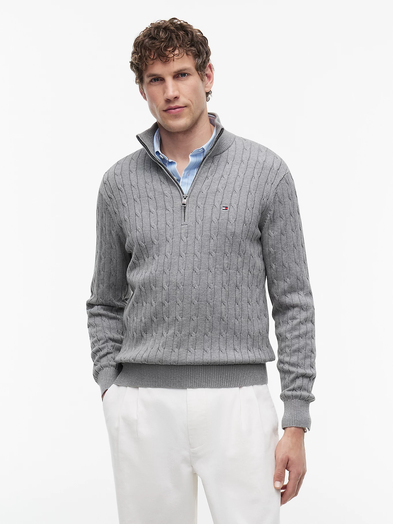 detail Tommy Hilfiger pánský šedý svetr