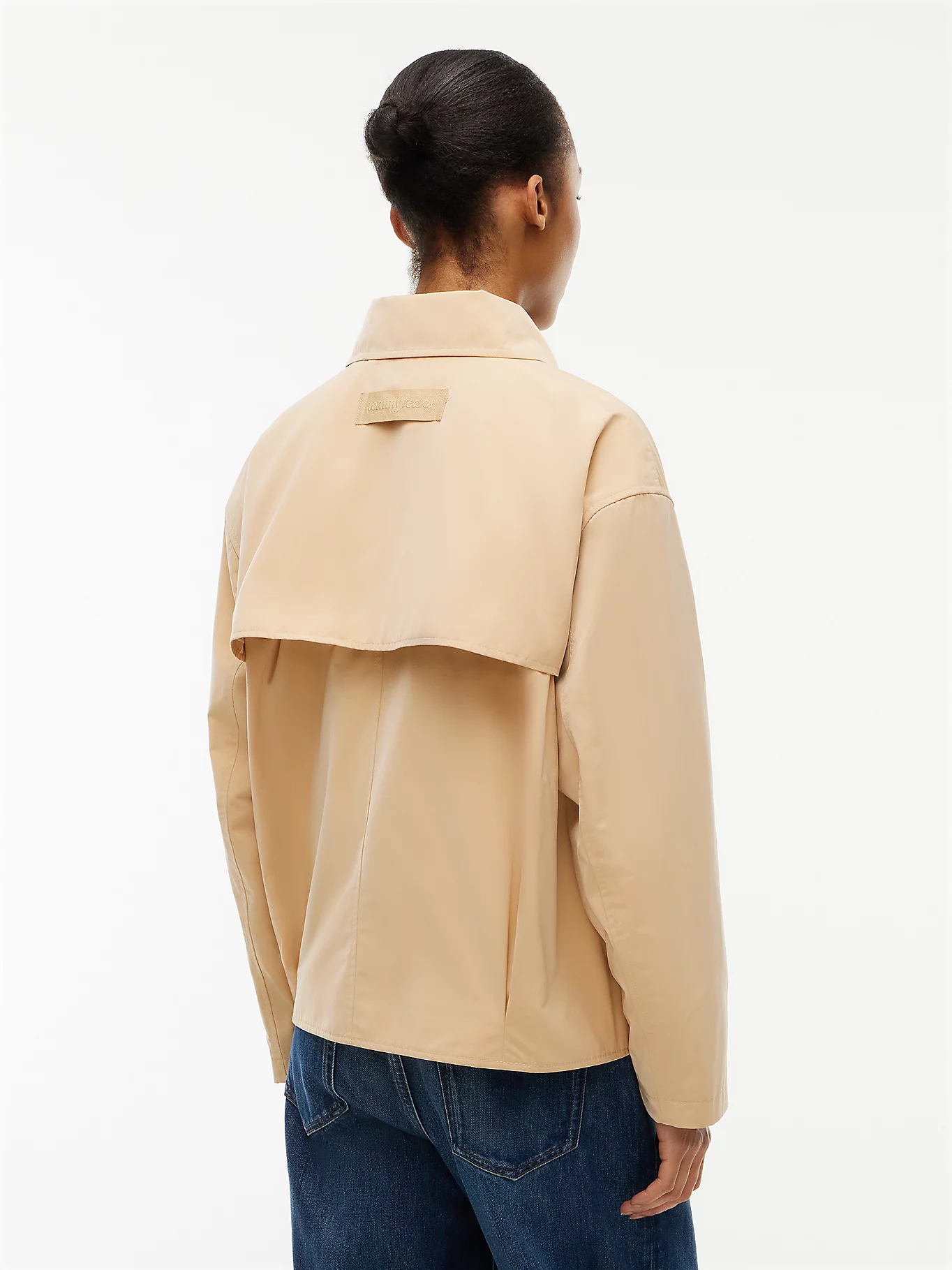 detail Tommy Jeans dámský béžový trenčkot
