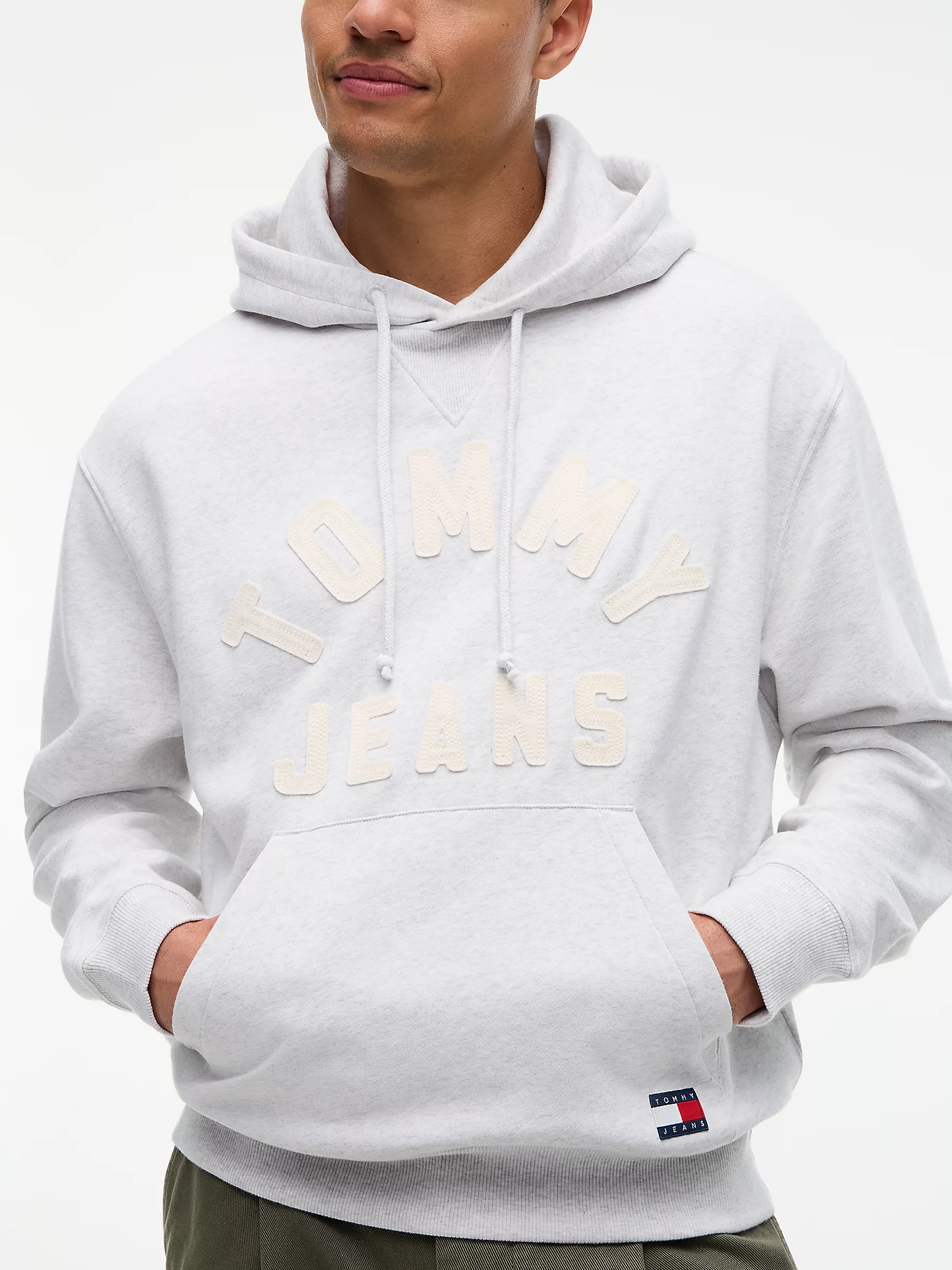 detail Tommy Jeans pánská šedá mikina