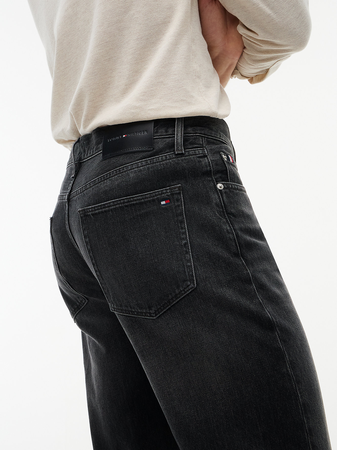 detail Tommy Hilfiger pánské tmavě šedé džíny