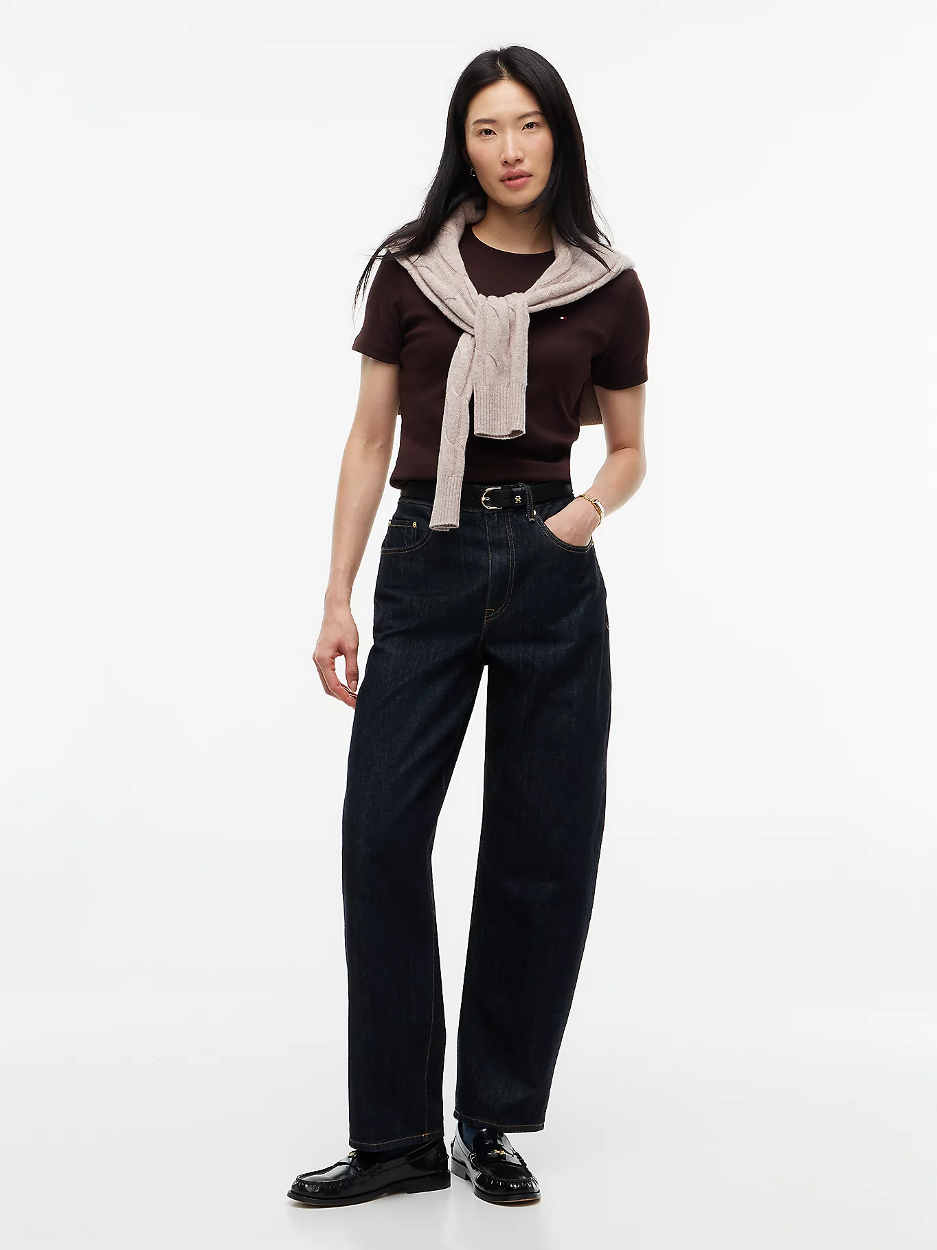 detail Tommy Hilfiger dámské tmavě hnědé tričko