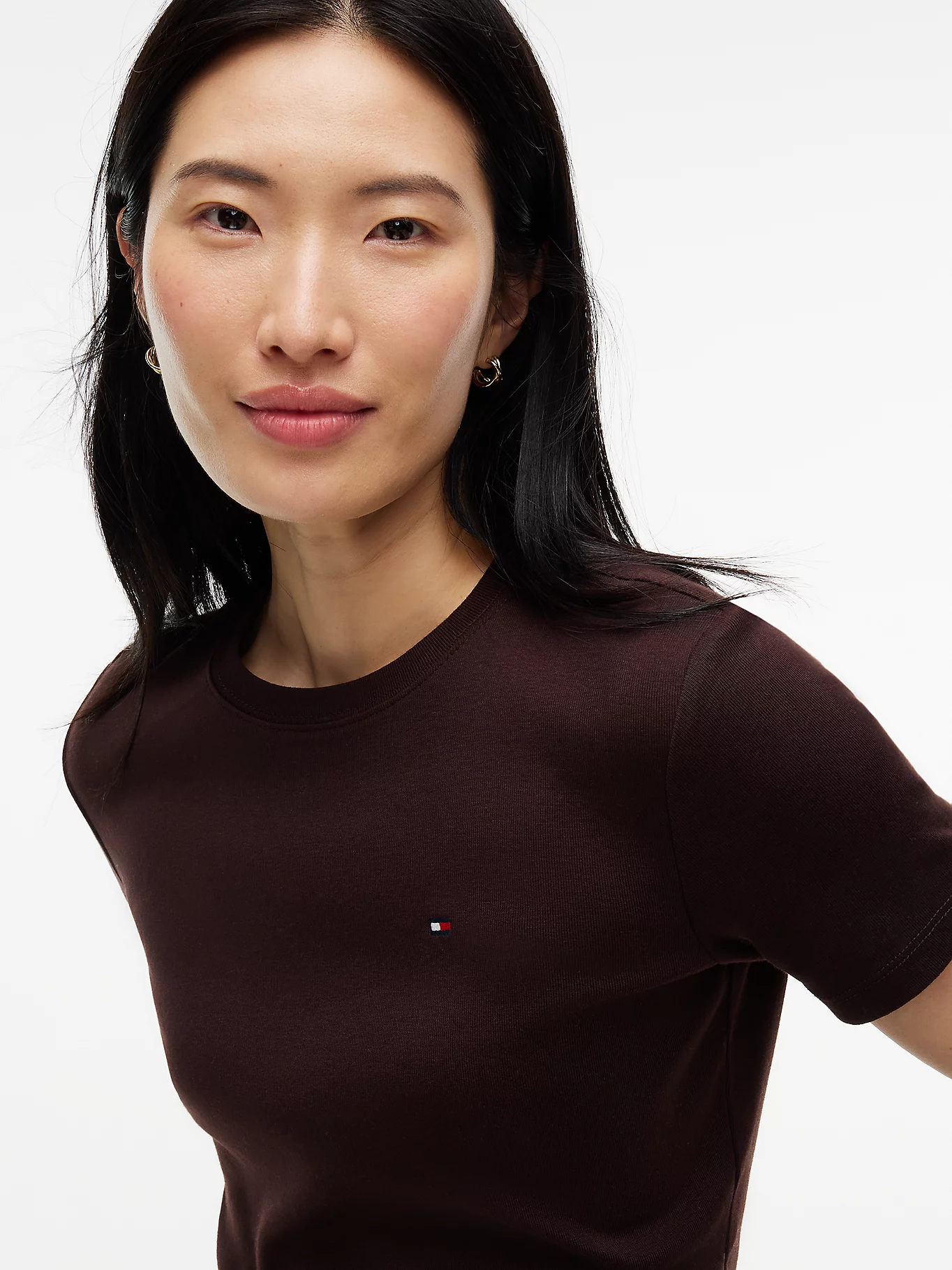 detail Tommy Hilfiger dámské tmavě hnědé tričko