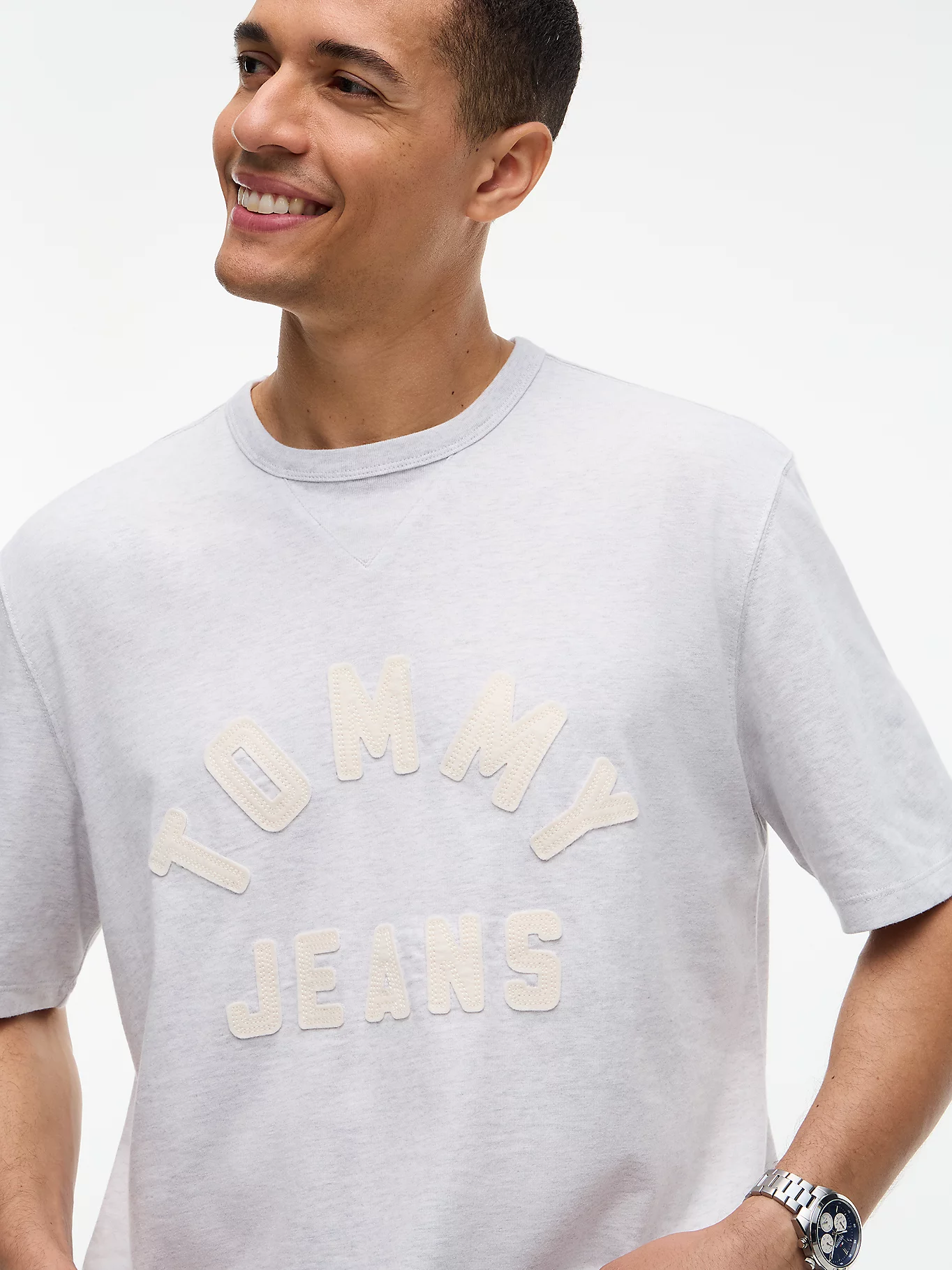 detail Tommy Jeans pánské šedé tričko