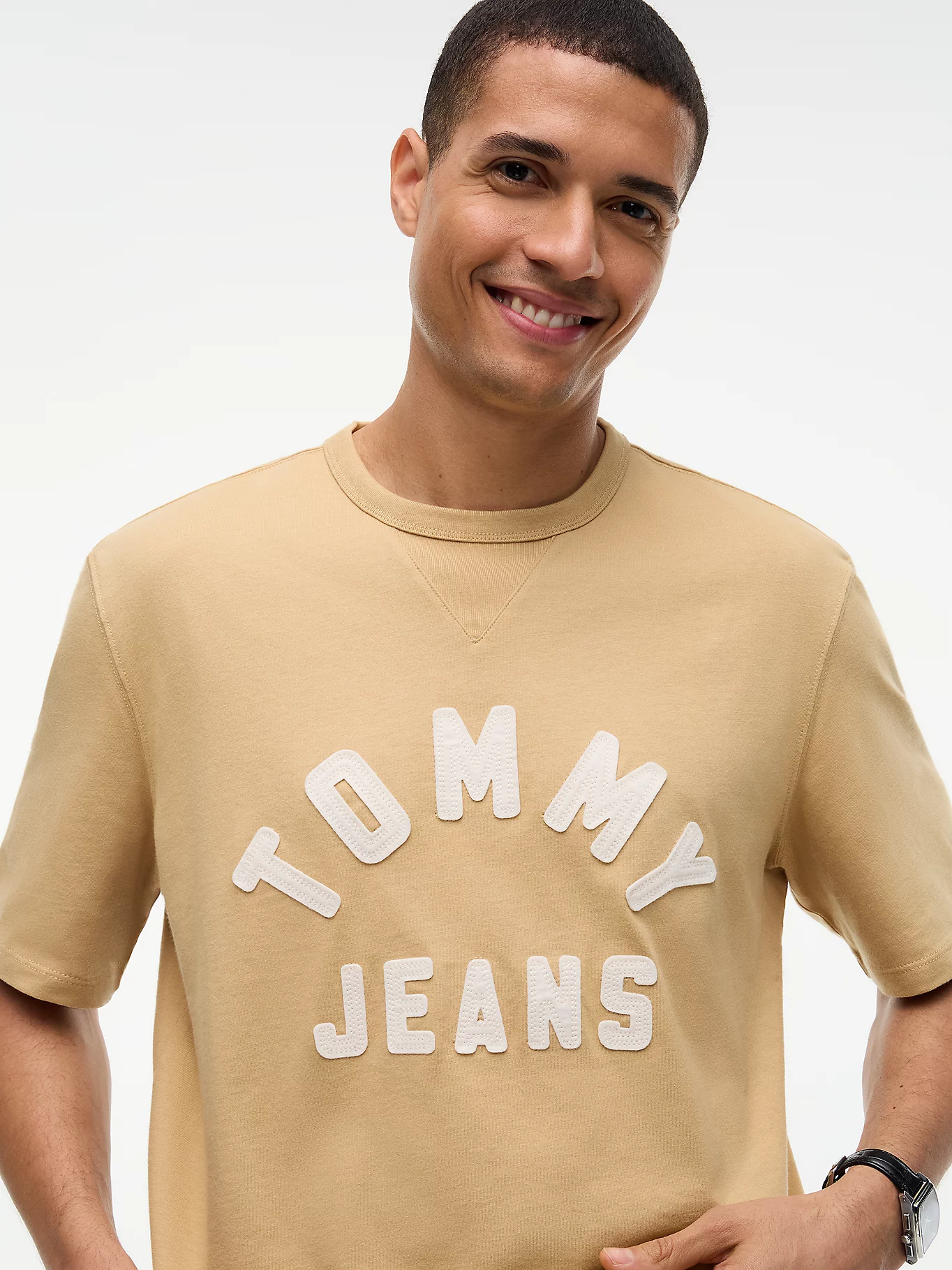 detail Tommy Jeans pánské béžové tričko